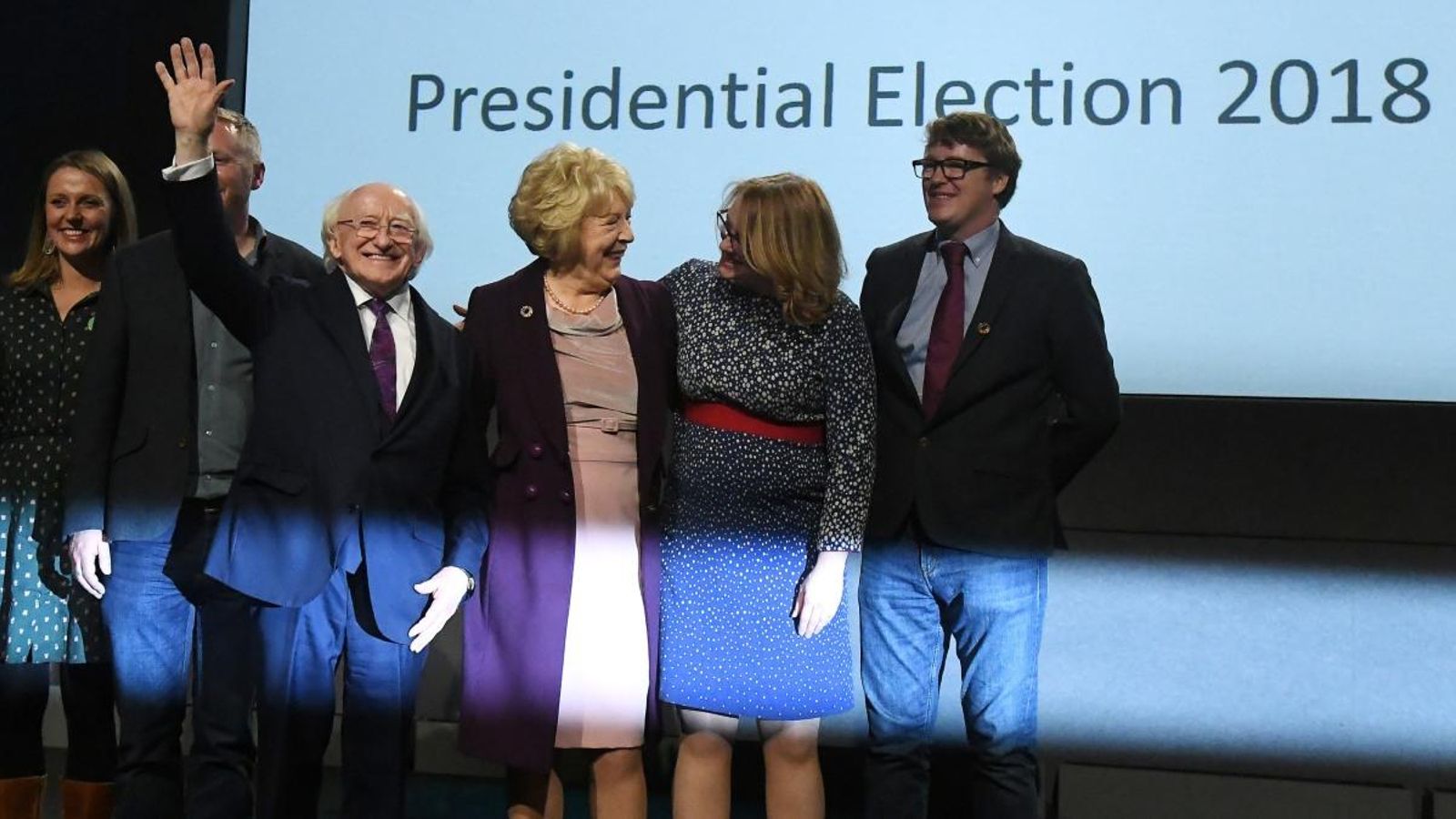 Michael D. Higgins celebra la victòria