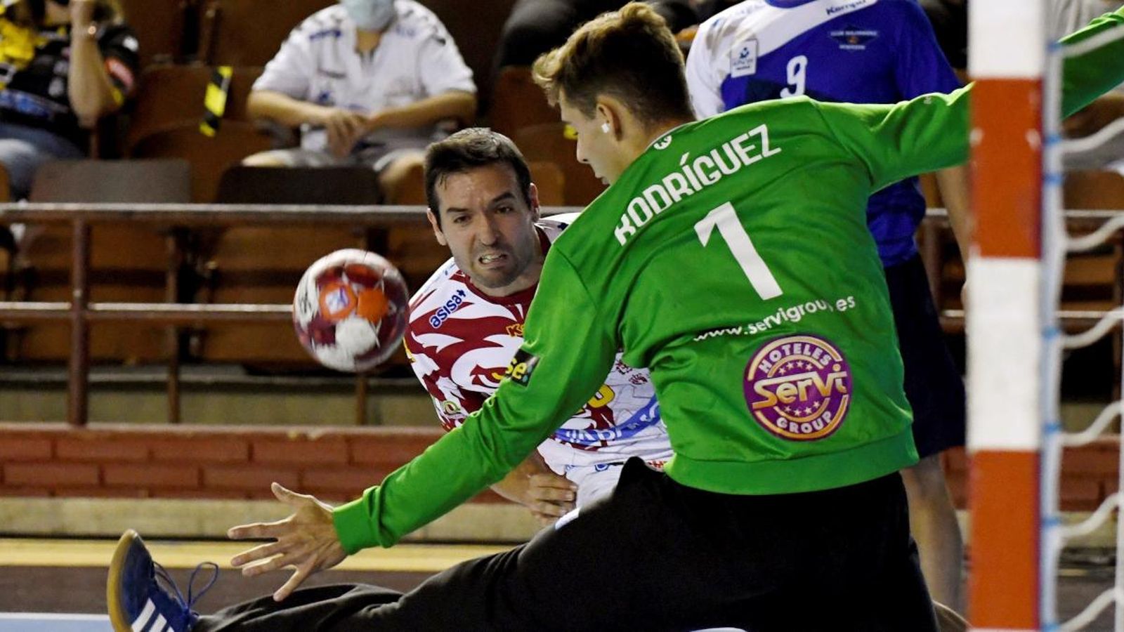 El porter del porter del Benidorm, Rodríguez, tracta d'evitar el gol de l'Ademar