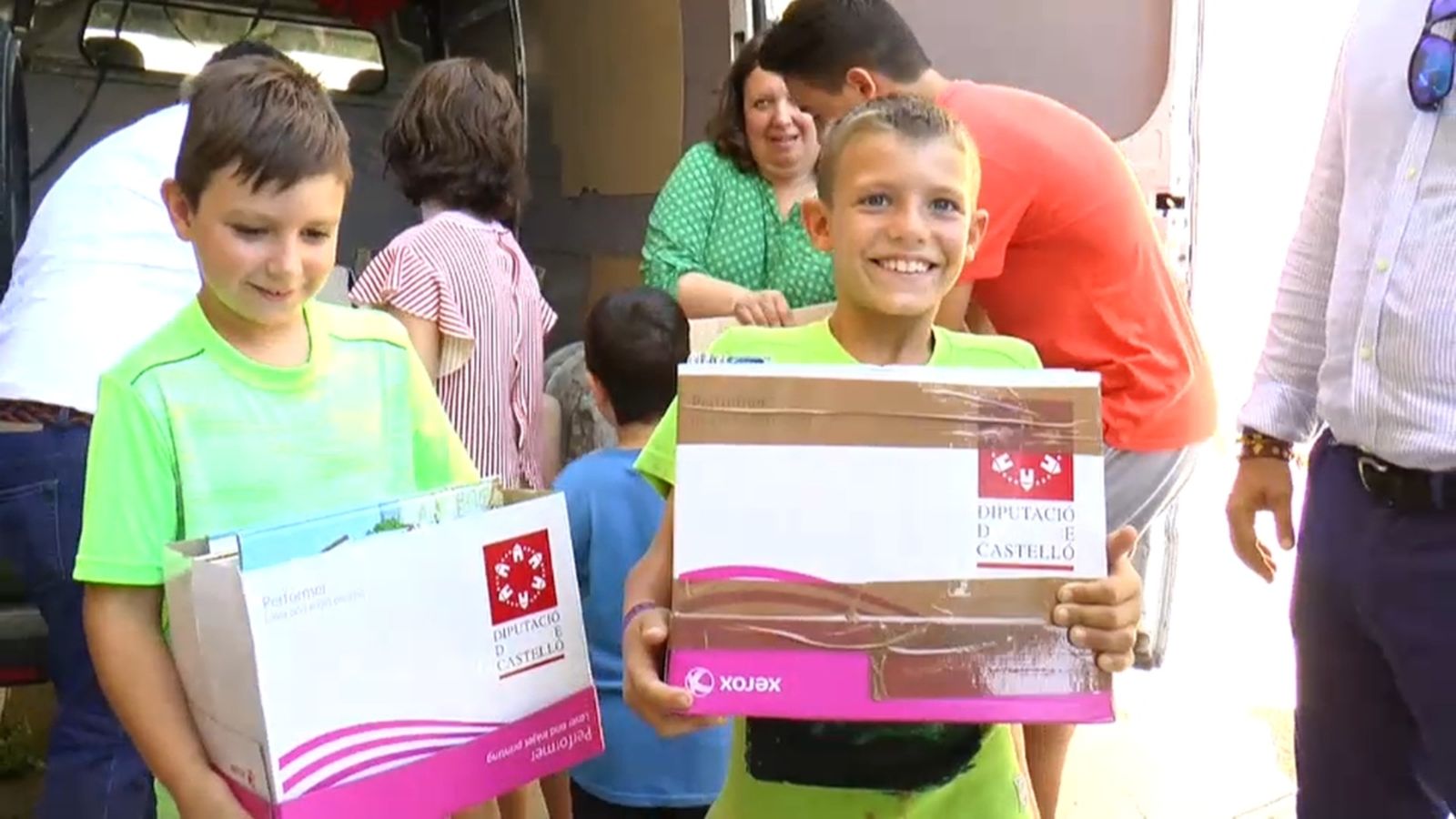Veïns del poble de Castell de Cabres a la furgoneta solidària
