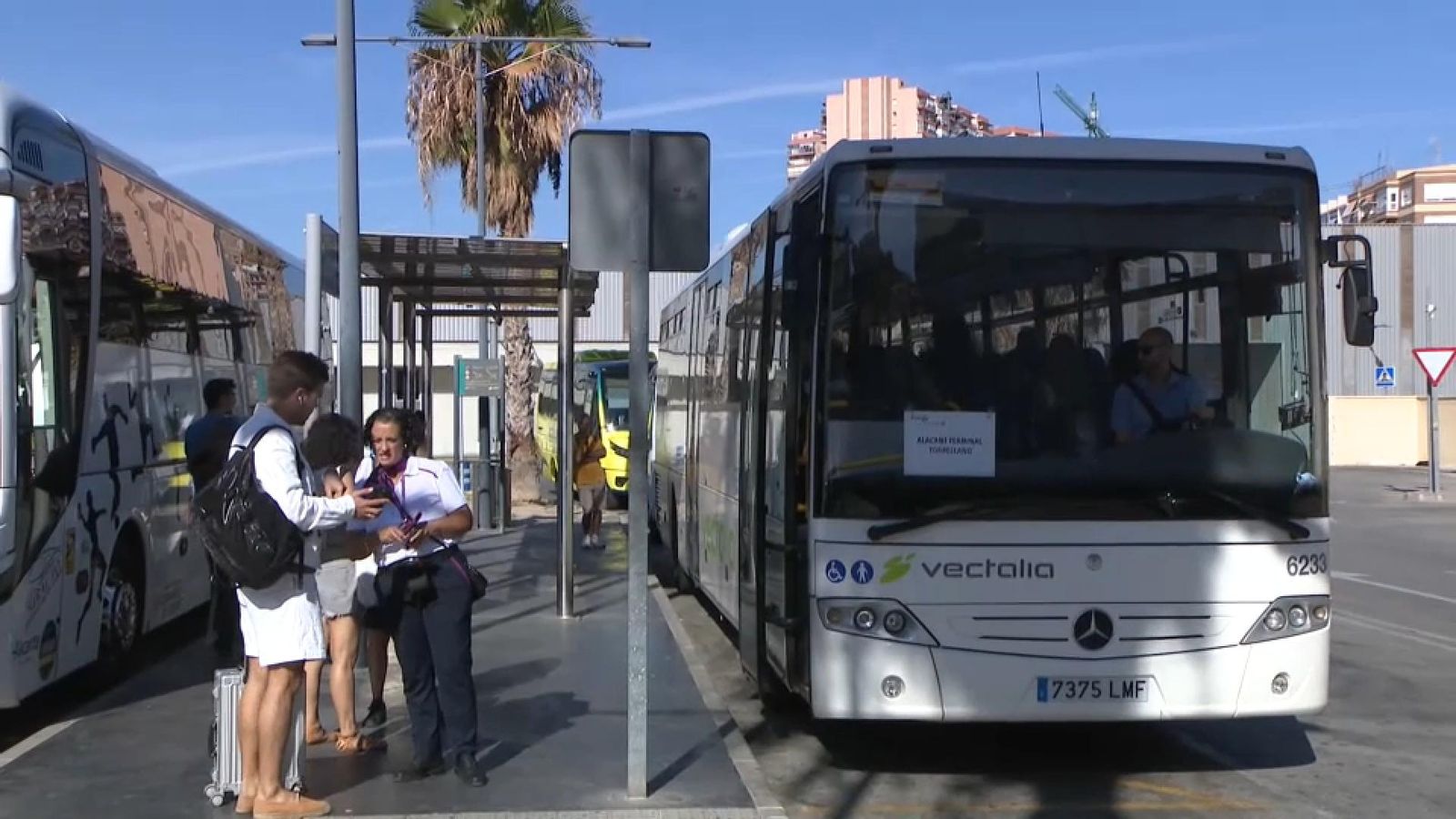 Un dels autobusos habilitats per a cobrir la línia entre Alacant i Elx