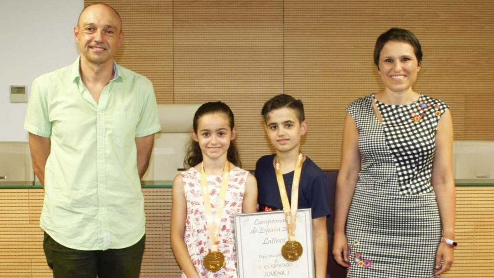 Els campions Adriana i Alexis Felip amb l’alcaldessa, Merche Galí, i el regidor, Xavier Trenco | À Punt NTC