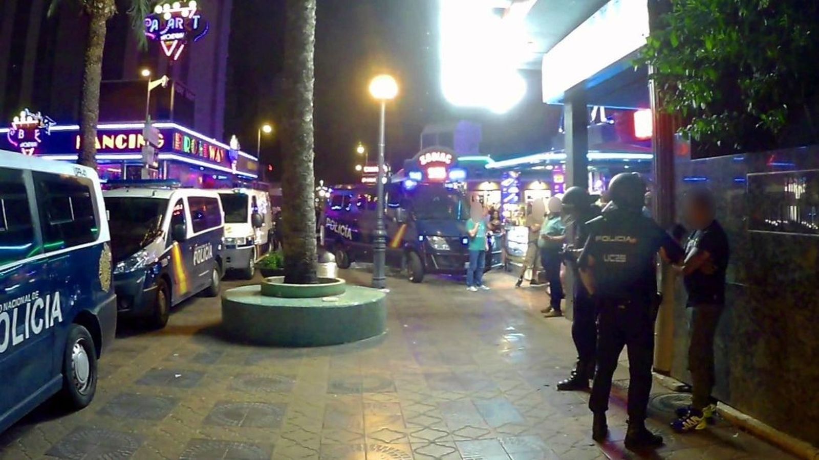 Agents de la Policia Nacional fan tasques de vigilància en una zona d'oci de Benidorm