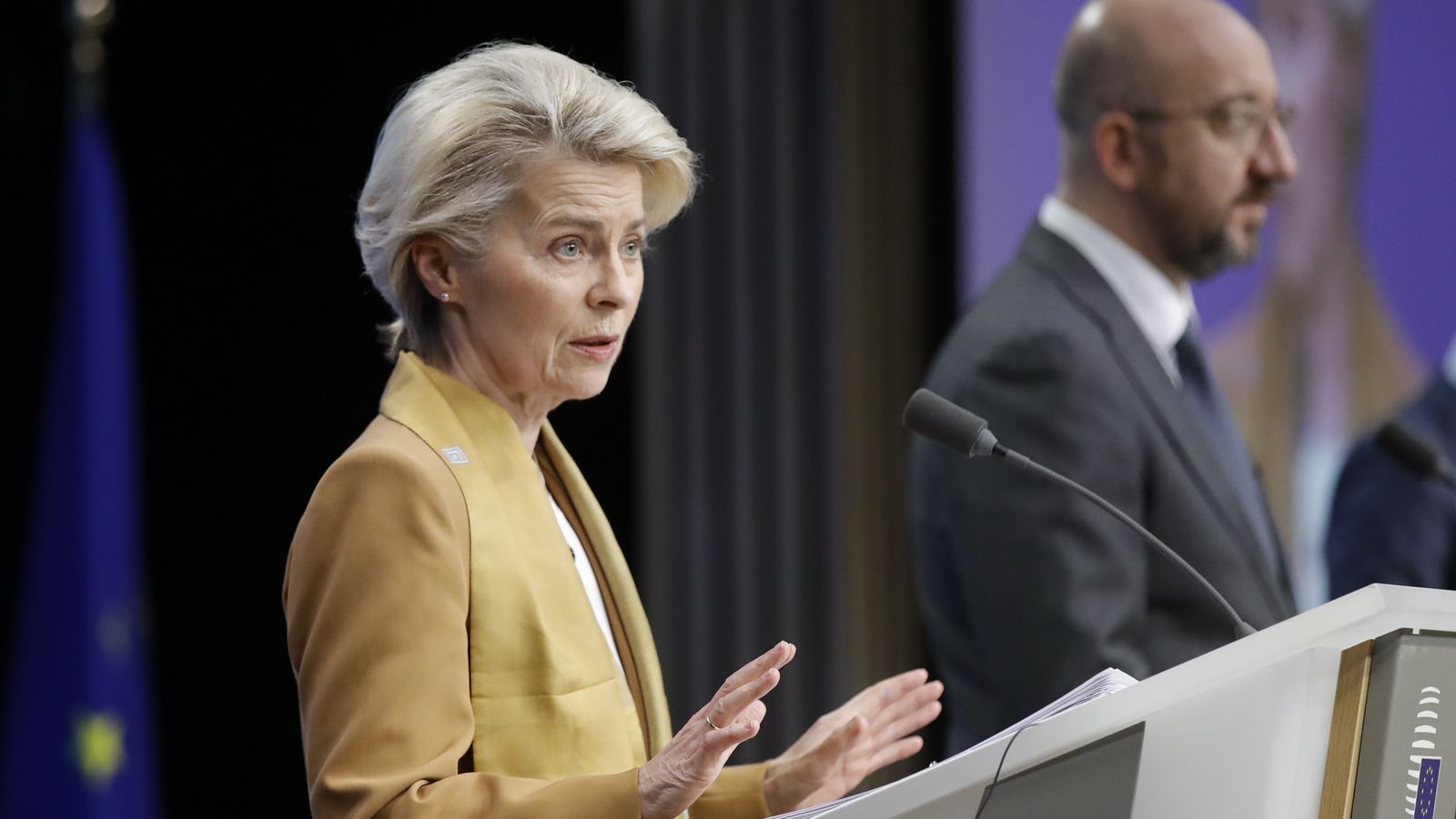 Ursula von der Leyen, presidenta de la Comissió Europea, dona una conferència de premsa al final del primer dia de la cimera de la UE a Brussel·les, Bèlgica