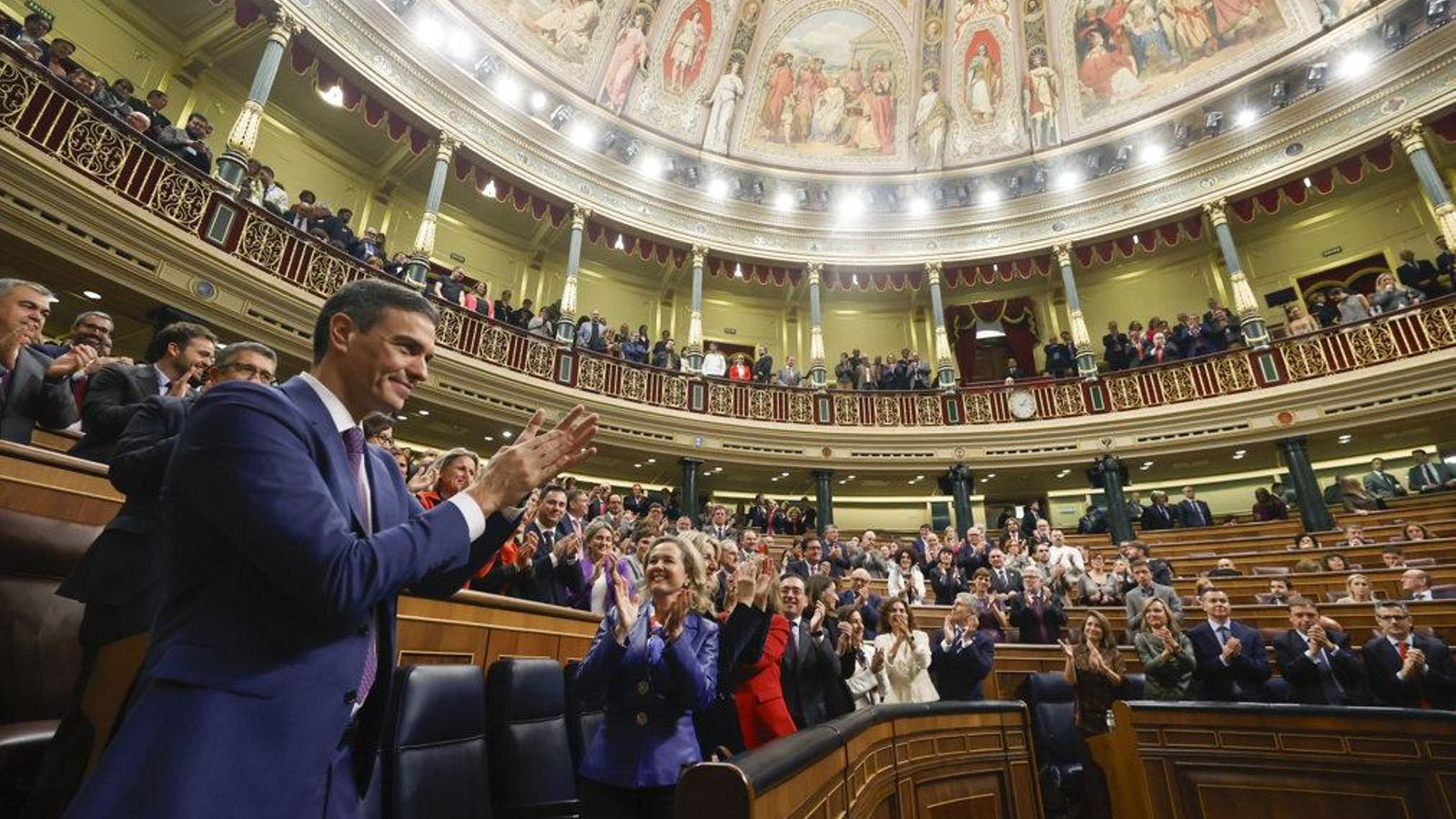 Pedro Sánchez celebra la victòria en la votació d'investidura entre aplaudiments del grup parlamentari socialista