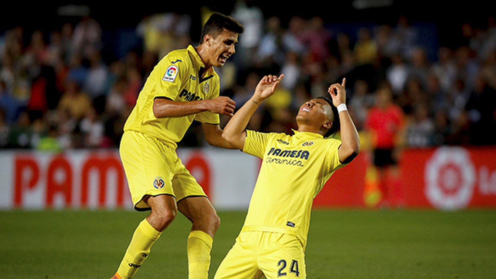 El davanter colombià del Vila-real Roger Martínez celebra després de marcar el primer gol davant el Reial Madrid