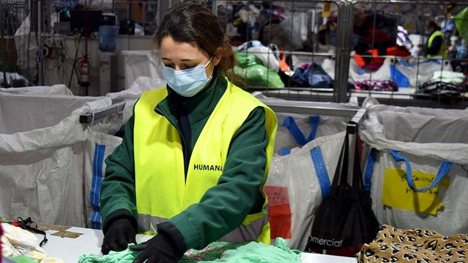 Una dona amb roba reciclada
