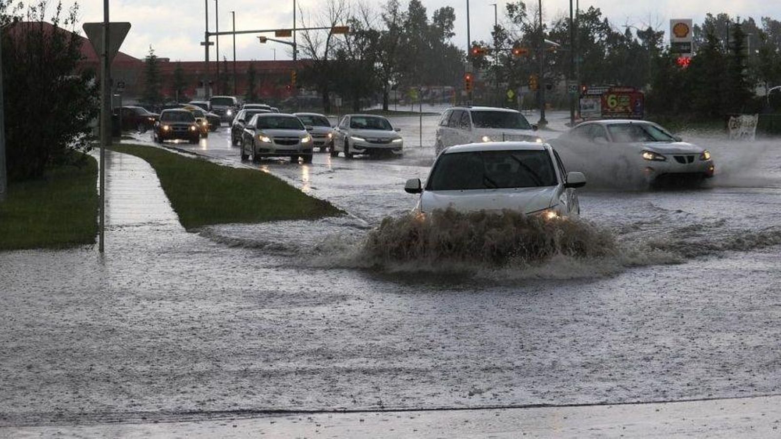 Riuada en una carretera en una imatge d'arxiu