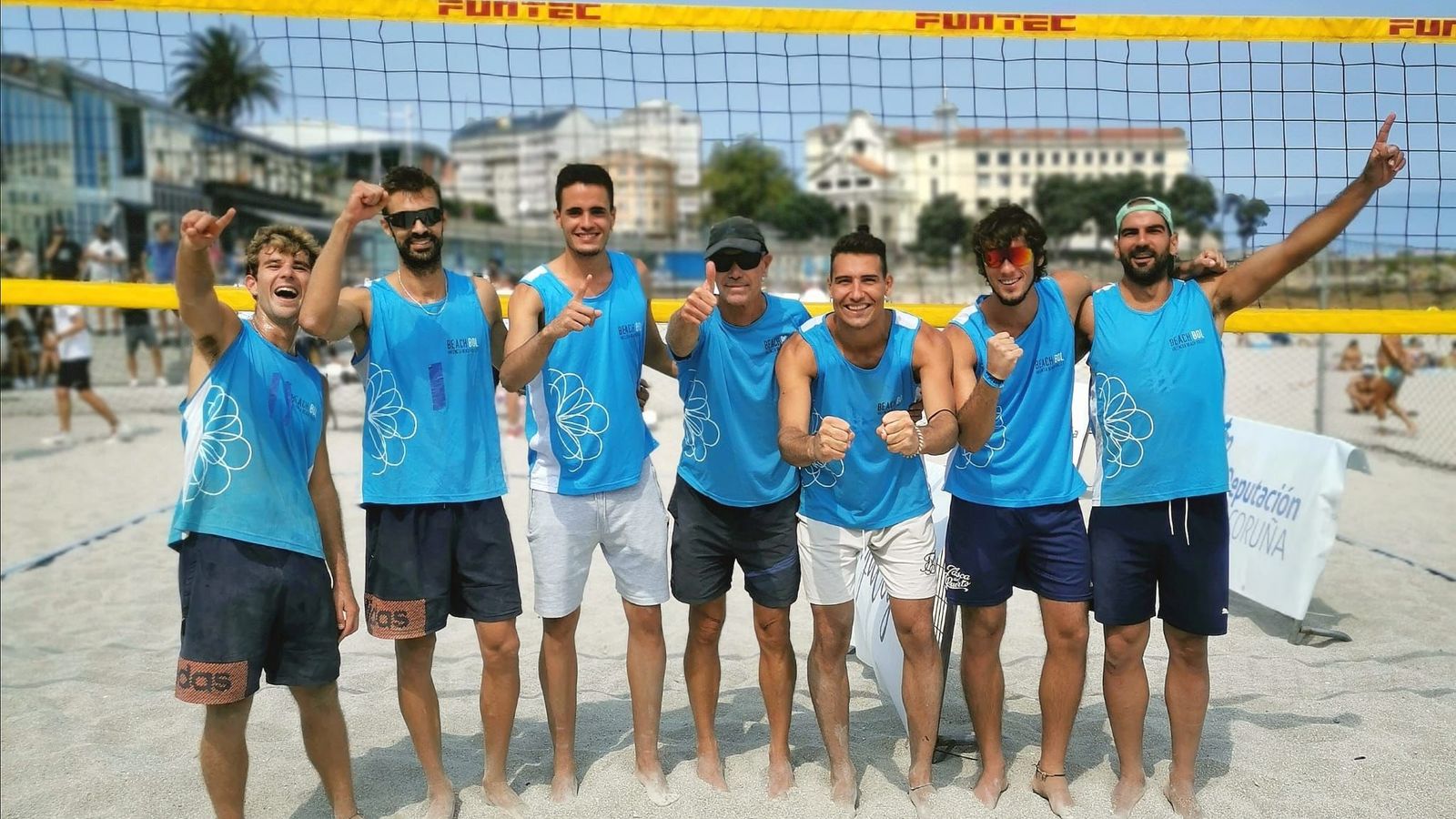 Els integrants de l'equip celebren el triomf