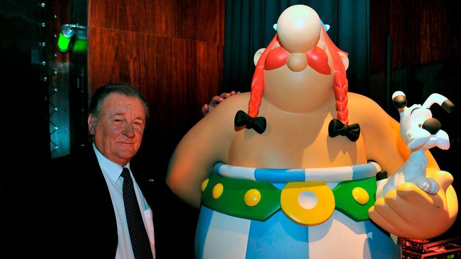 Albert Uderzo posa amb la figura amb d'Obèlix durant la presentació d'un dels seus llibres