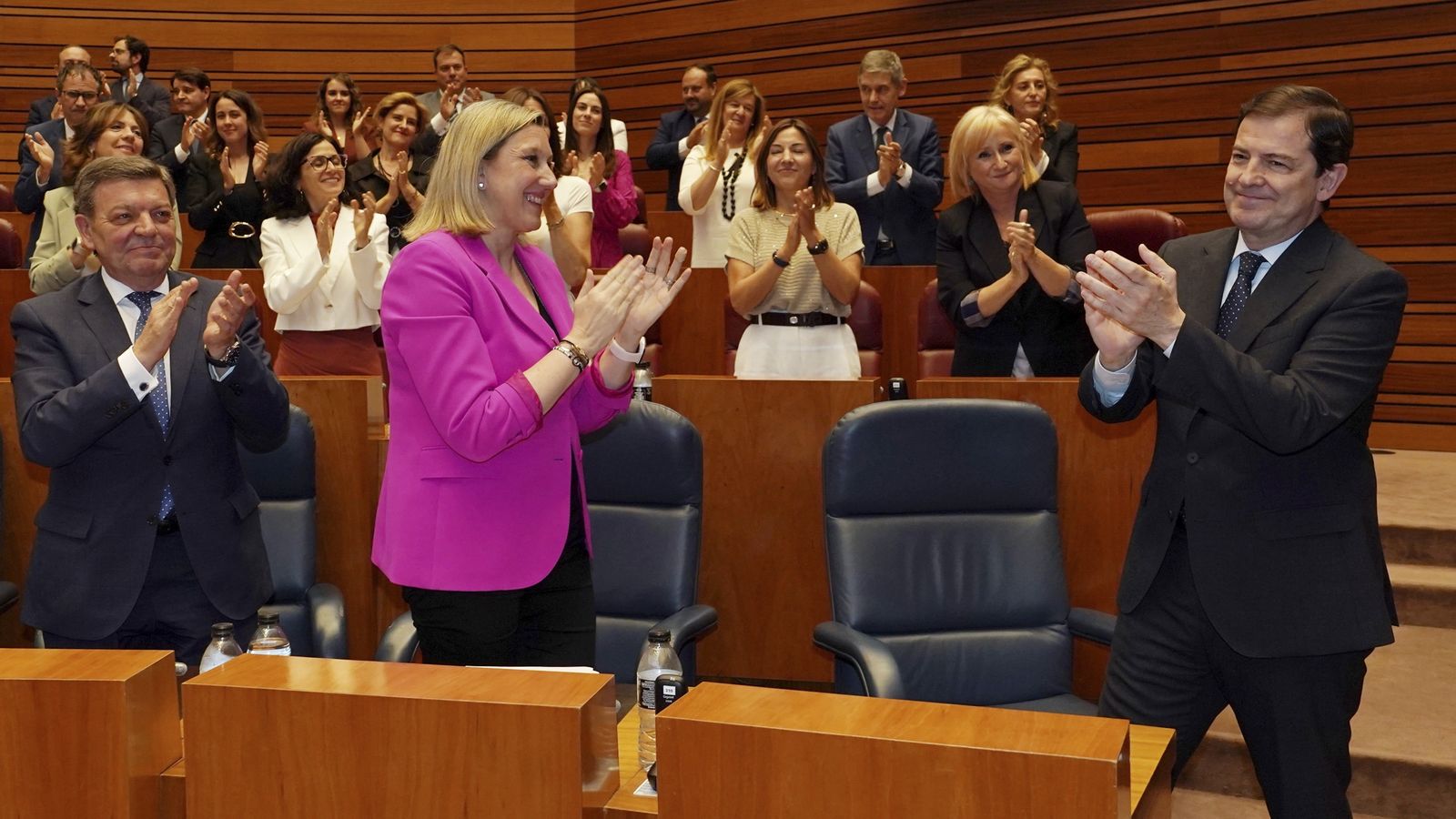 Alfonso Fernández Mañueco rep les felicitacions dels procuradors del PP després de ser investit president de la Junta de Castella i Lleó, este dimarts a Valladolid