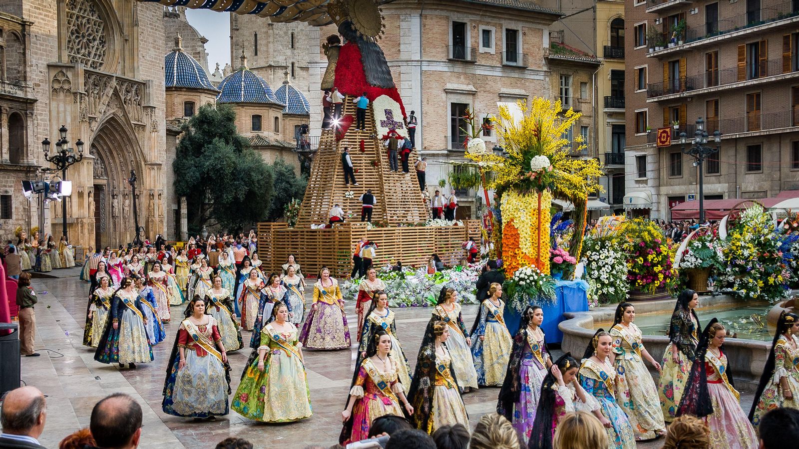 Una comissió finalitza l'ofrena després d'entregar el ram en passar pel cadafal de la Mare de Déu
