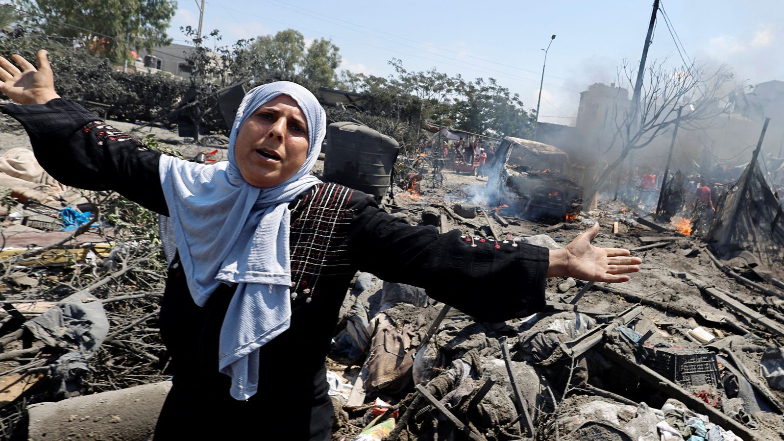 Una dona palestina plora la mort dels familiars en l'atac contra l'assentament de refugiats de Mawasi