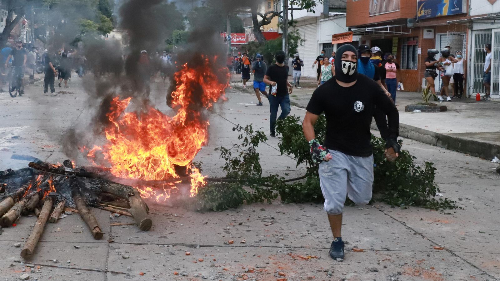 Un manifestant corre durant una protesta contra la reforma tributària del govern a Cali, Colòmbia Un manifestant corre durant una protesta contra la reforma tributària del govern a Cali, Colòmbia