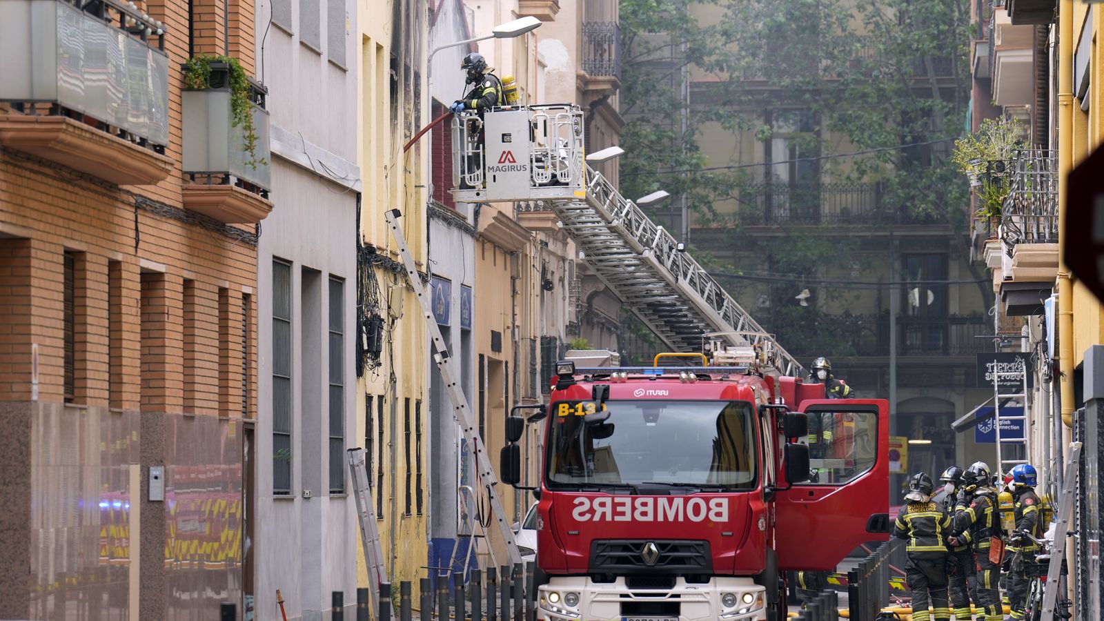 Els bombers  de Barcelona actuen en el lloc de l'explosió