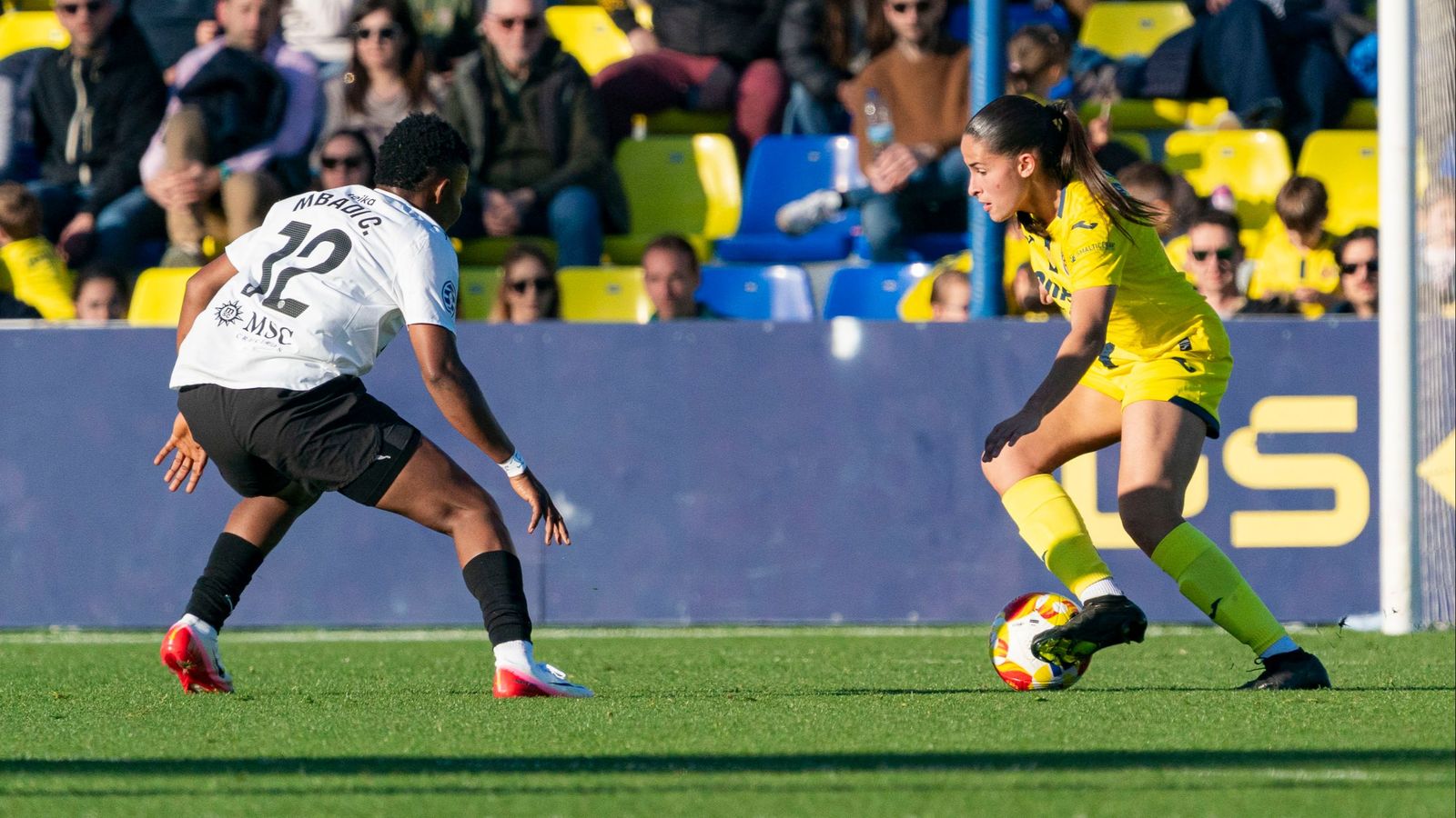 Una jugadora del València i una del Villarreal, en una acció del duel
