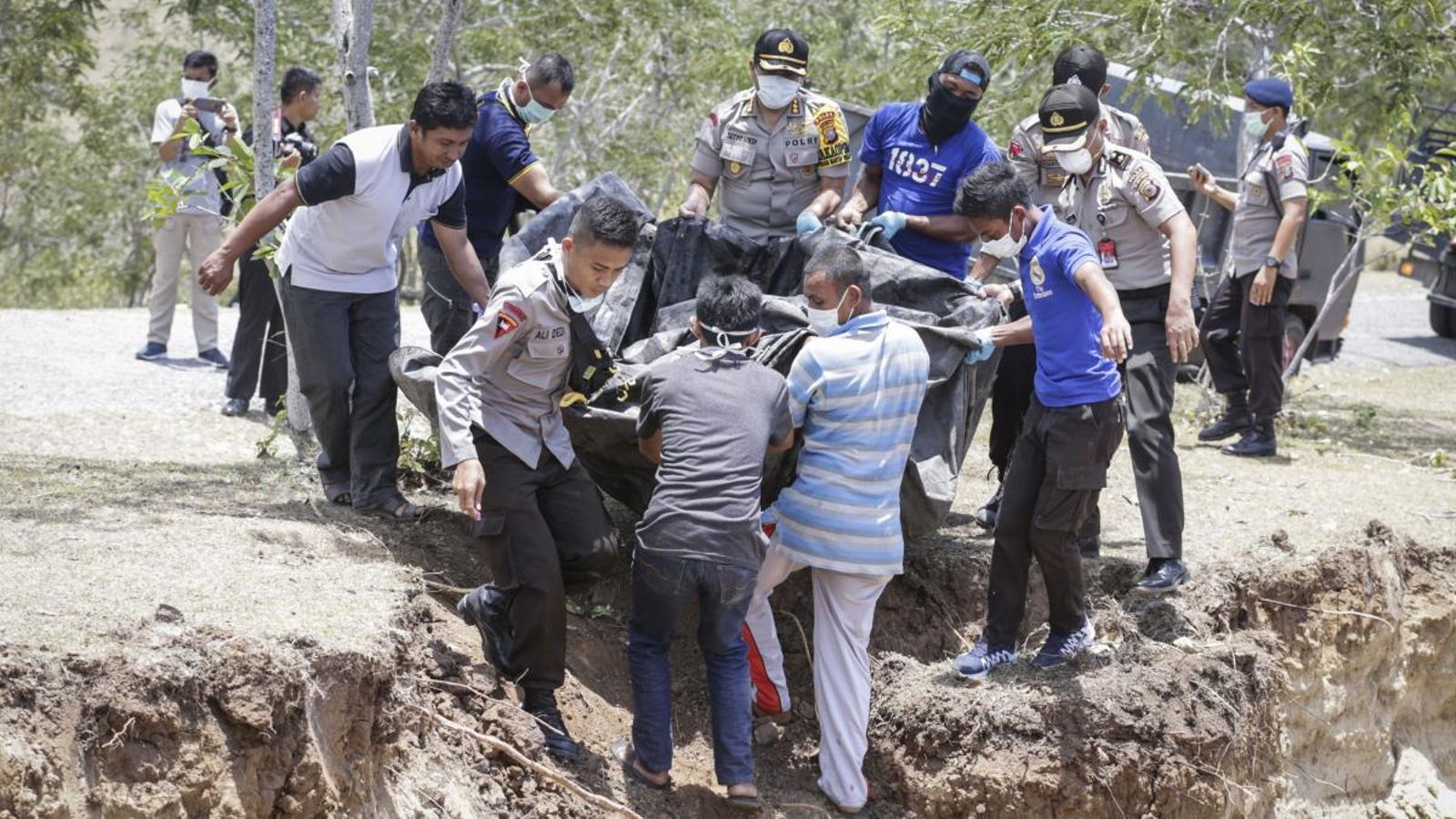 Membres dels serveis de rescat transporten una de les víctimes mortals