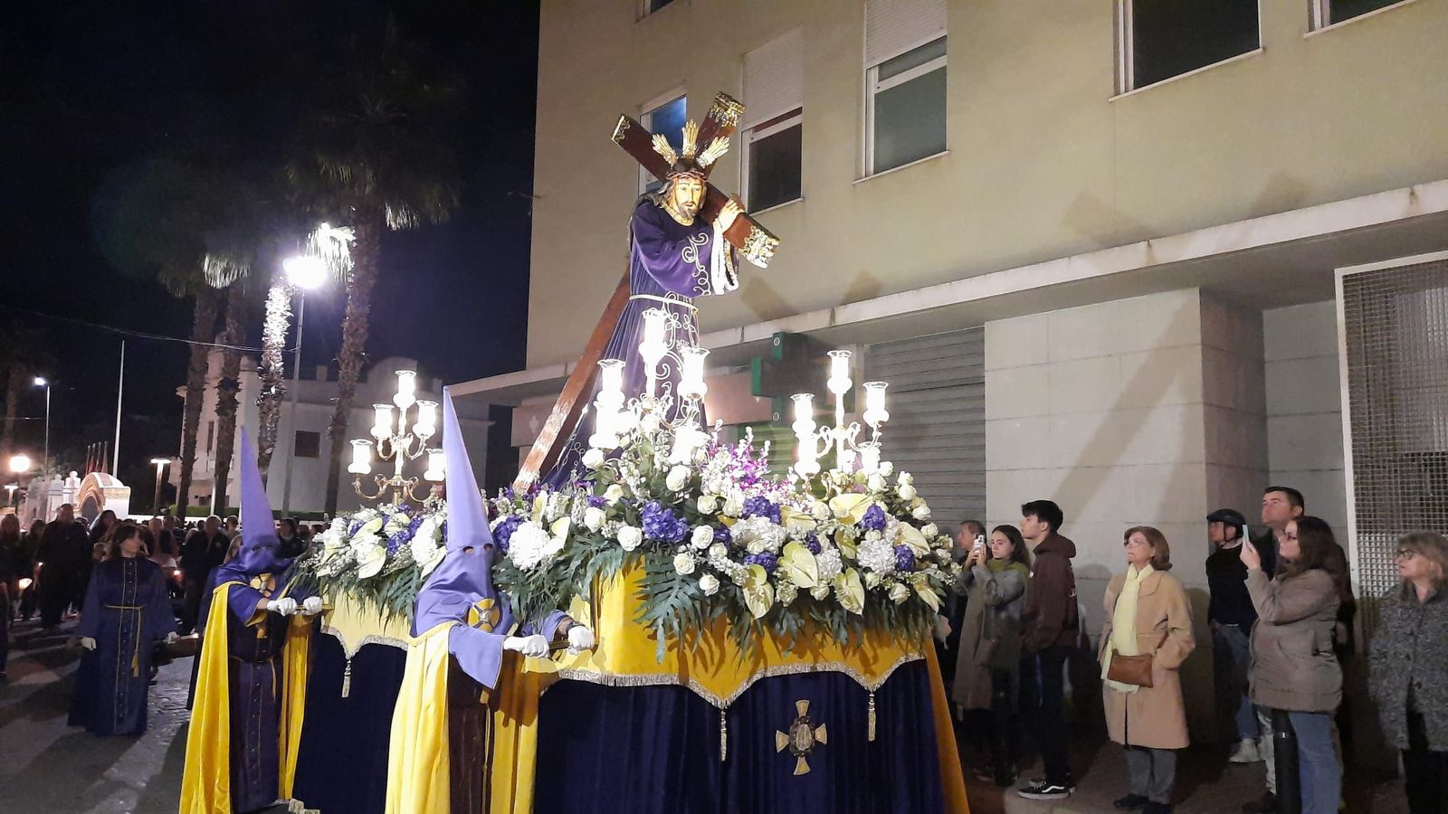 El pas de la Confraria Jesús el Natzaré de Benetússer abans de la barrancada