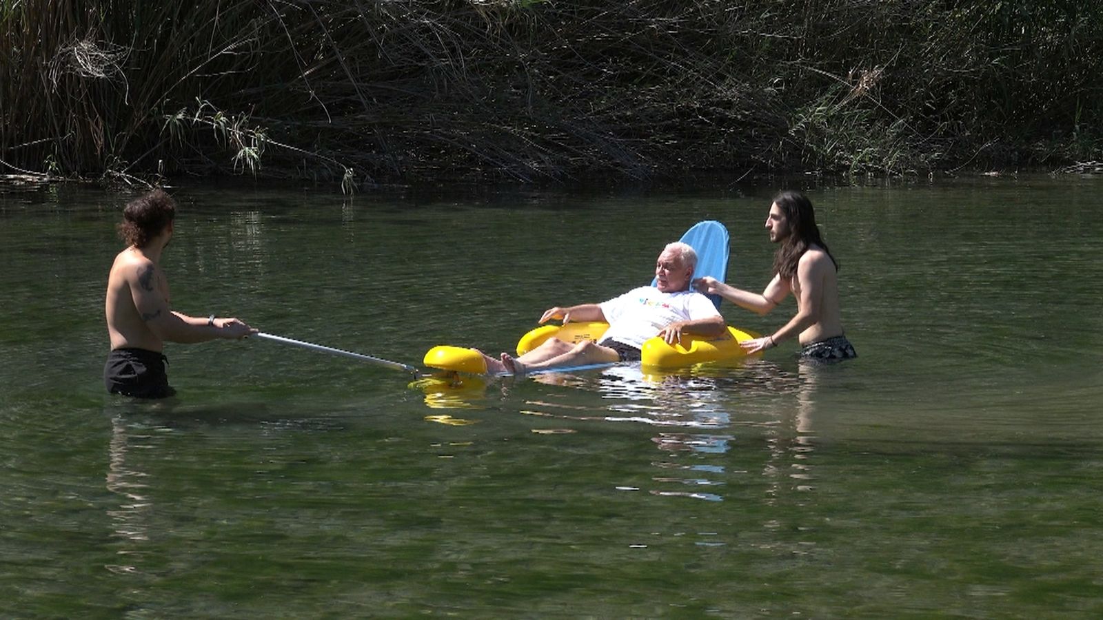 Un pacient prova les noves cadires amfíbies a la Fuente de los Baños
