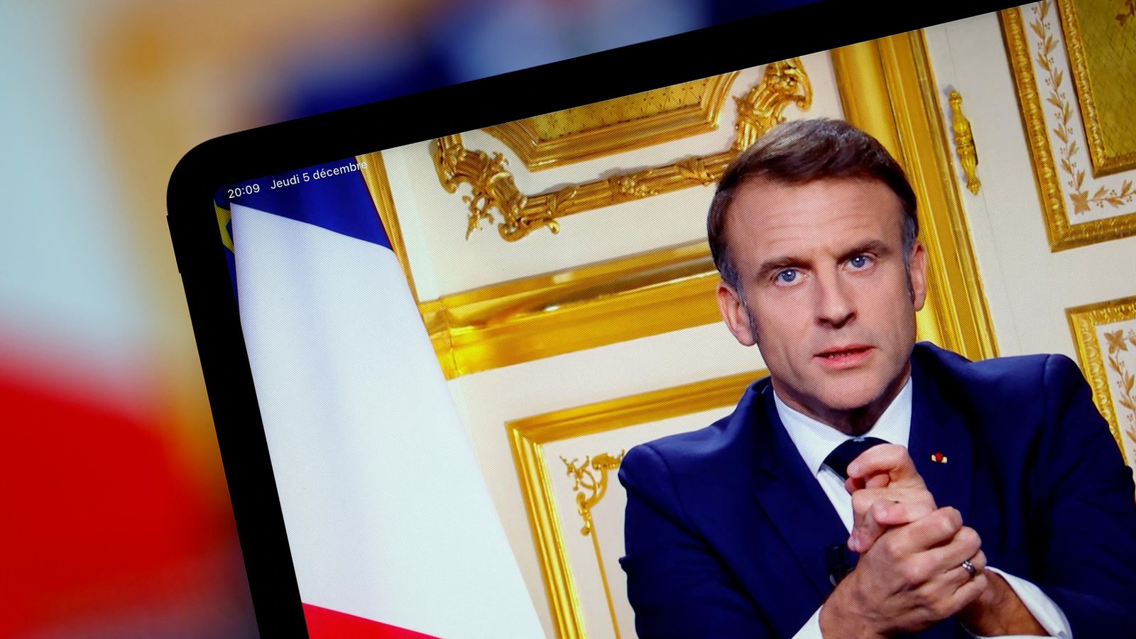Emmanuel Macron fa un discurs televisat de deu minuts dirigint-se a la seua nació