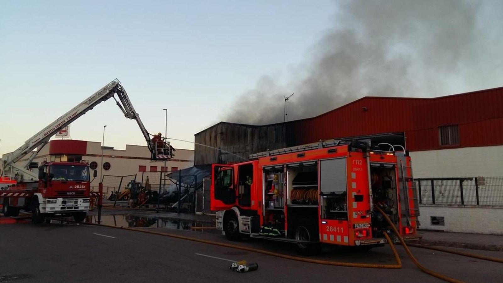 Incendi en la nau de gestió de residus de cartó i reciclatge al polígon industrial Alcodar