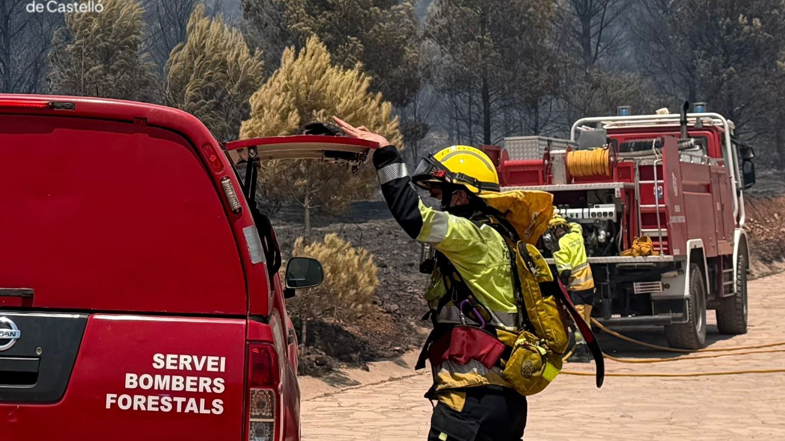 Efectius de bombers treballant en l'extinció de l'incendi de la Vall d'Uixó, en una imatge d'arxiu
