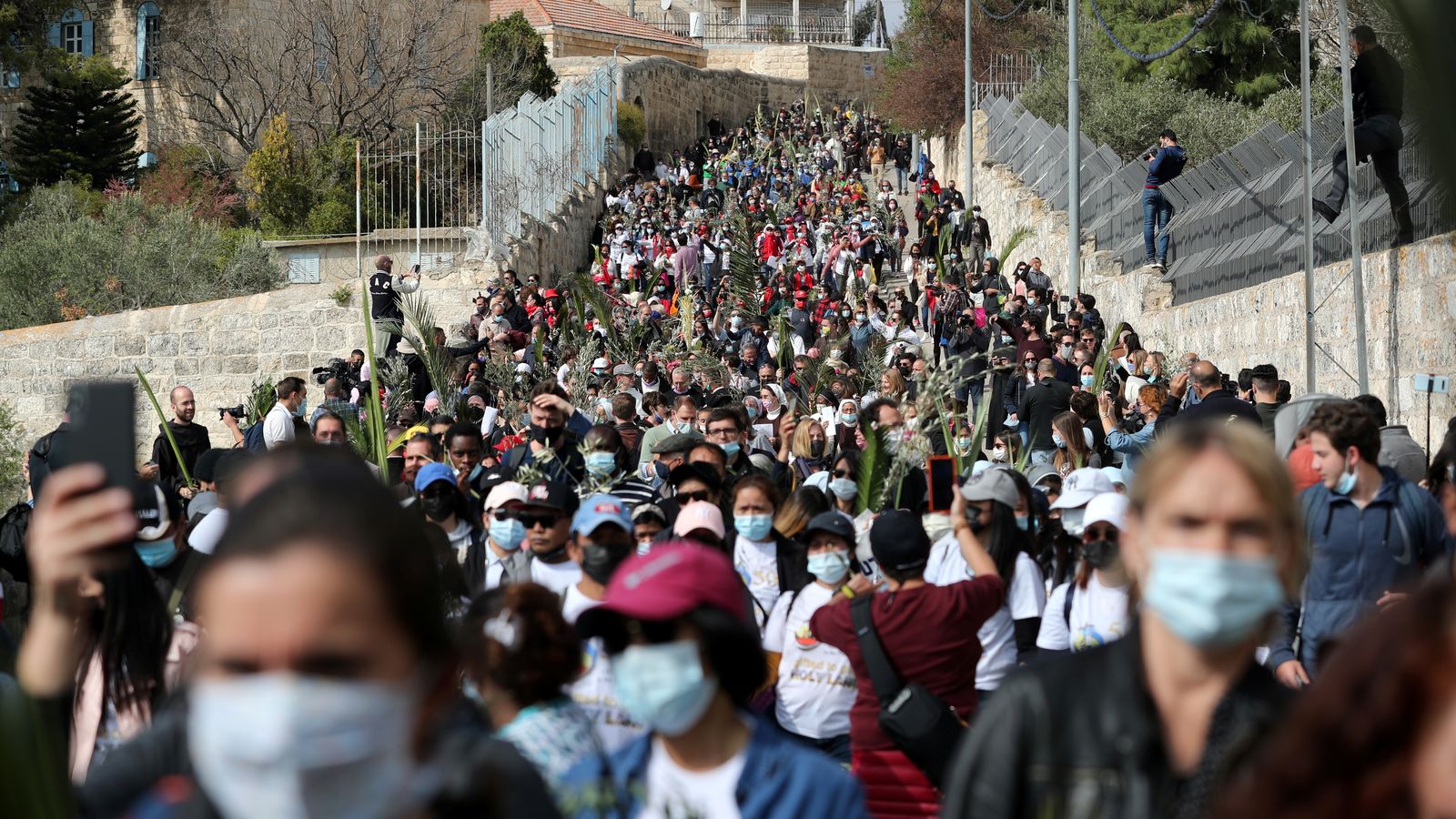 Congregació de fidels en la processó celebrada a Jerusalem pel Diumenge de Rams