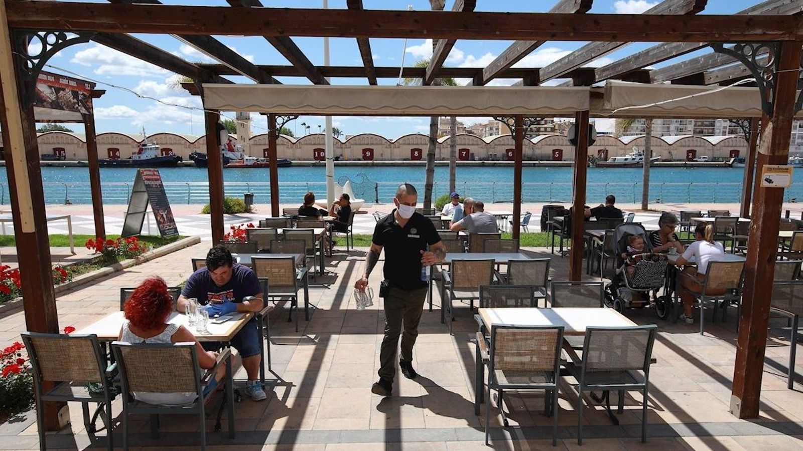 Vista general d'una terrassa de Gandia, que dilluns va passar a la Fase 1