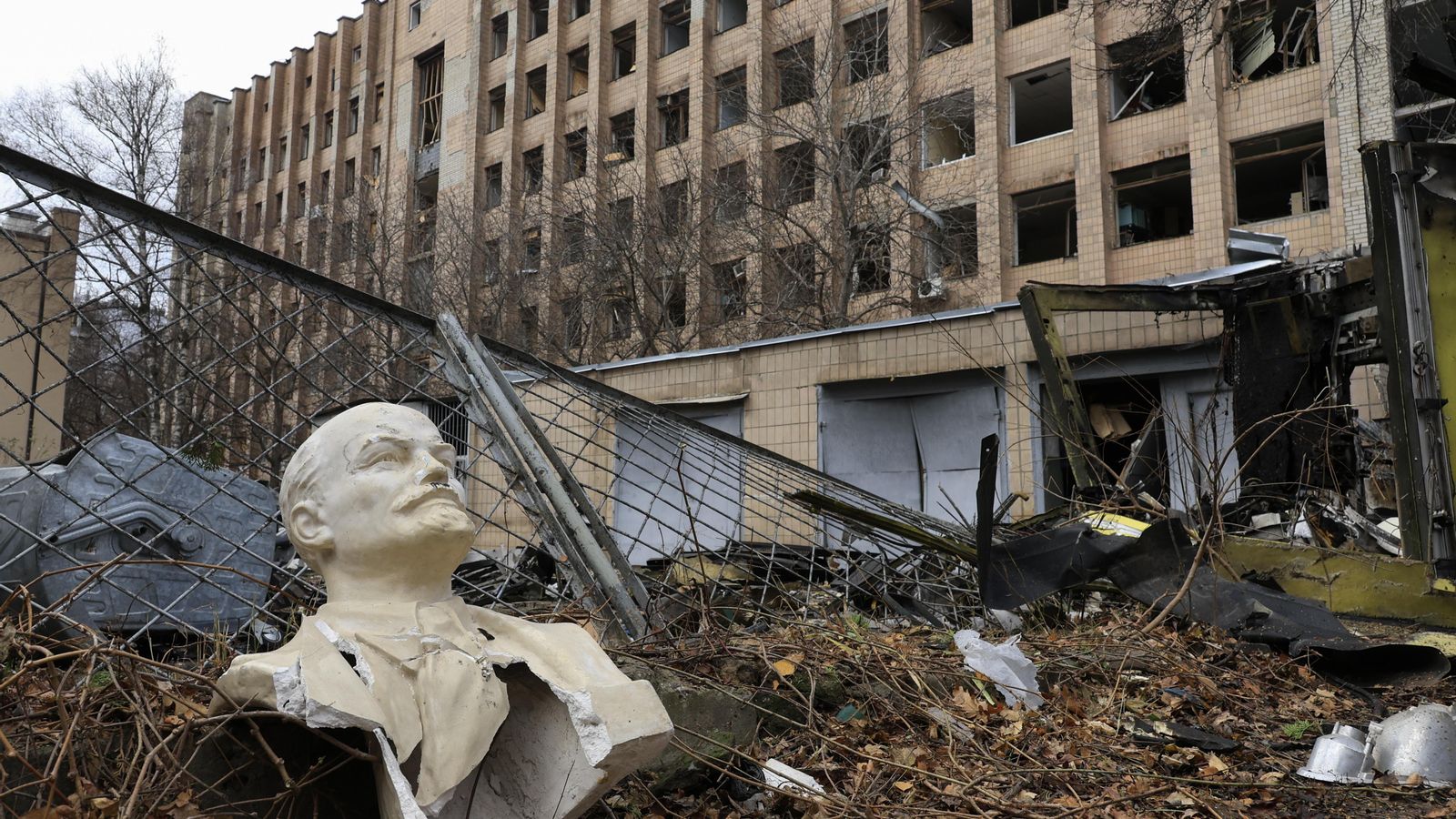 Un bust del líder bolxevic i dirigent de la Unió de Repúbliques Socialistes Soviètiques (URSS), Vladimir Lenin, danyat després d'un atac amb míssils a Khàrkiv, Ucraïna