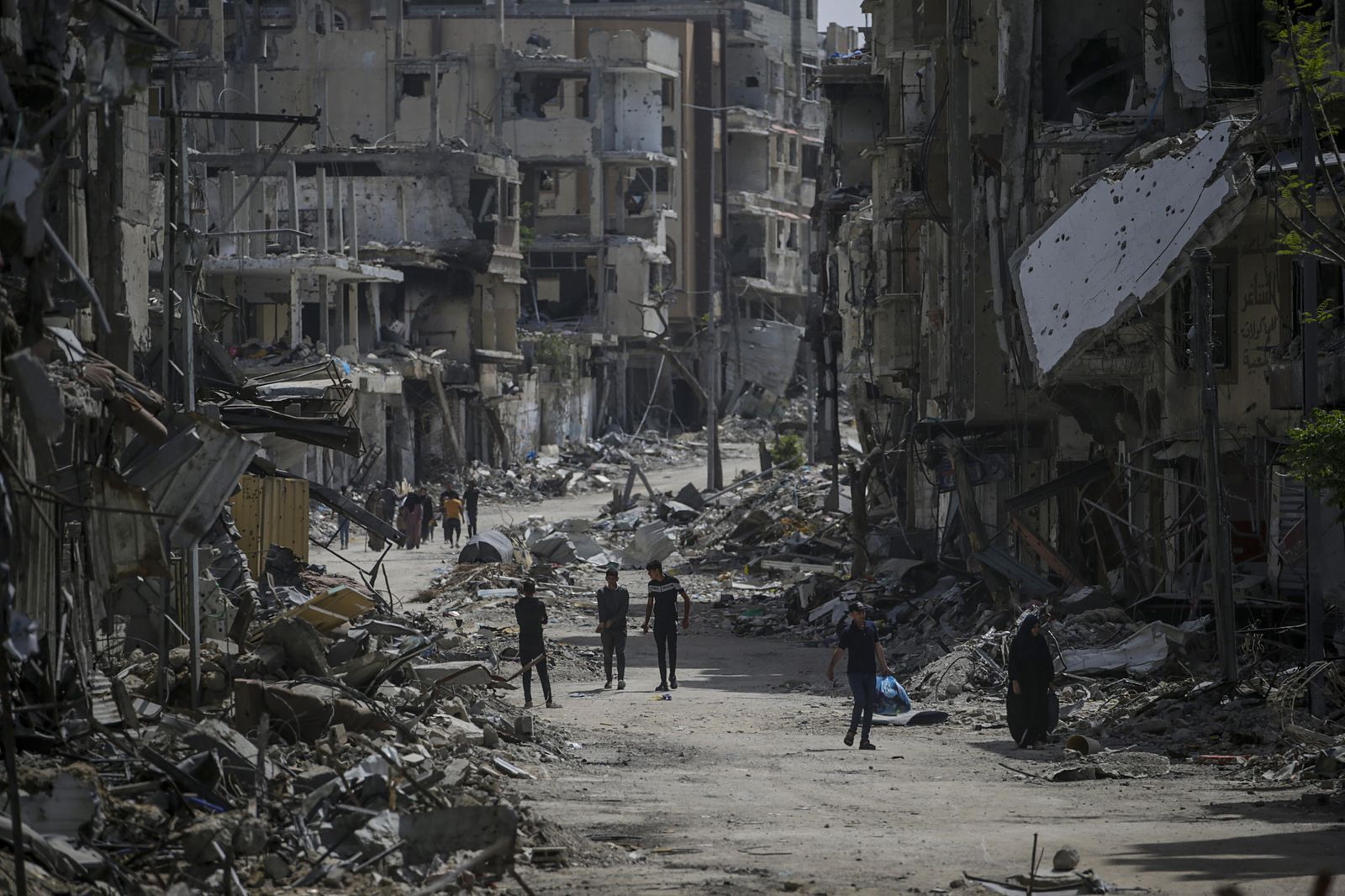 Un grup de palestins retorna a Khan Younis, al sud de Gaza, després del replegament del l'exèrcit d'Israel