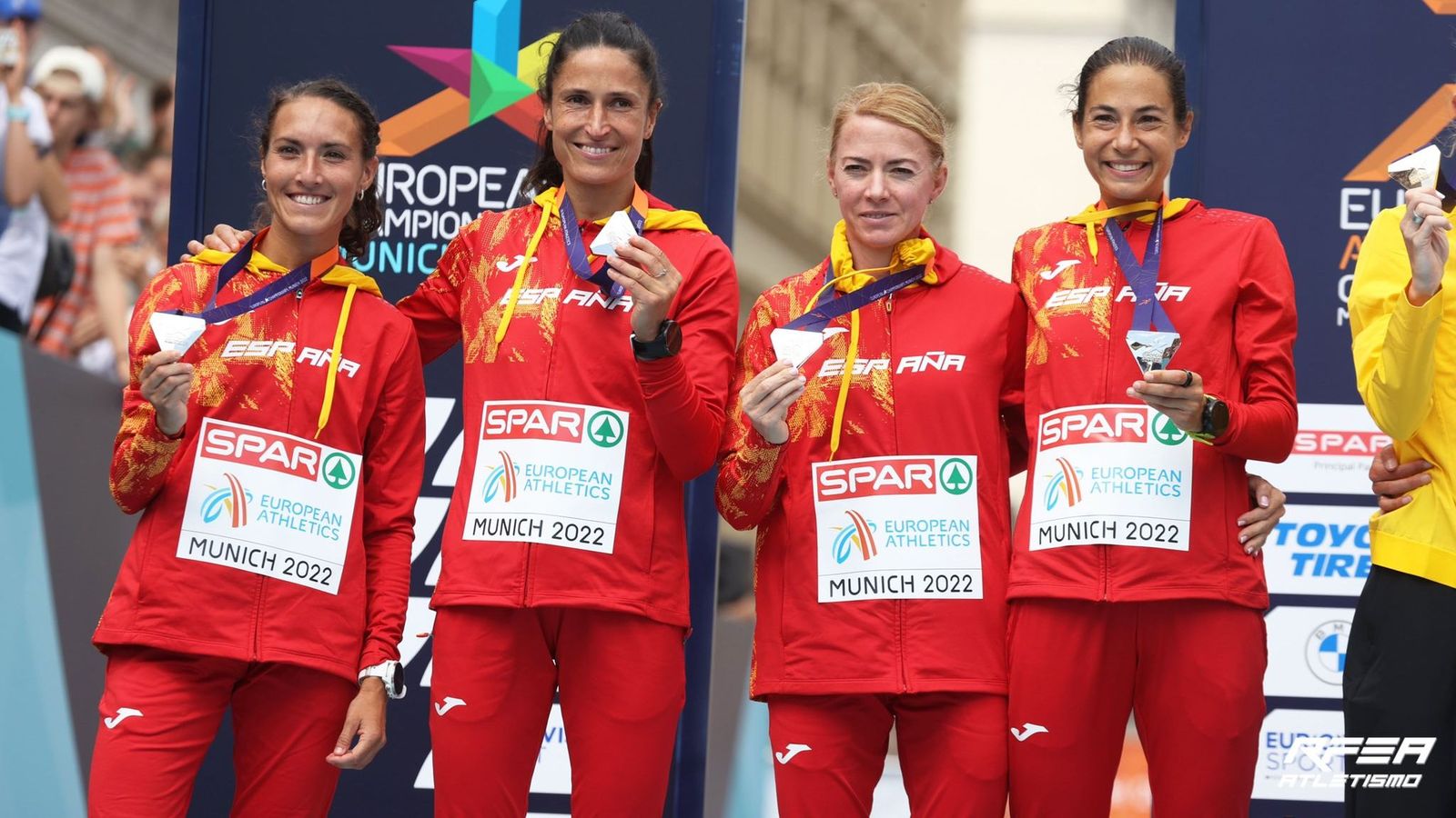 Laura Méndez, Elena Loyo, Irene Pelayo i Marta Galimany, amb la medalla de plata