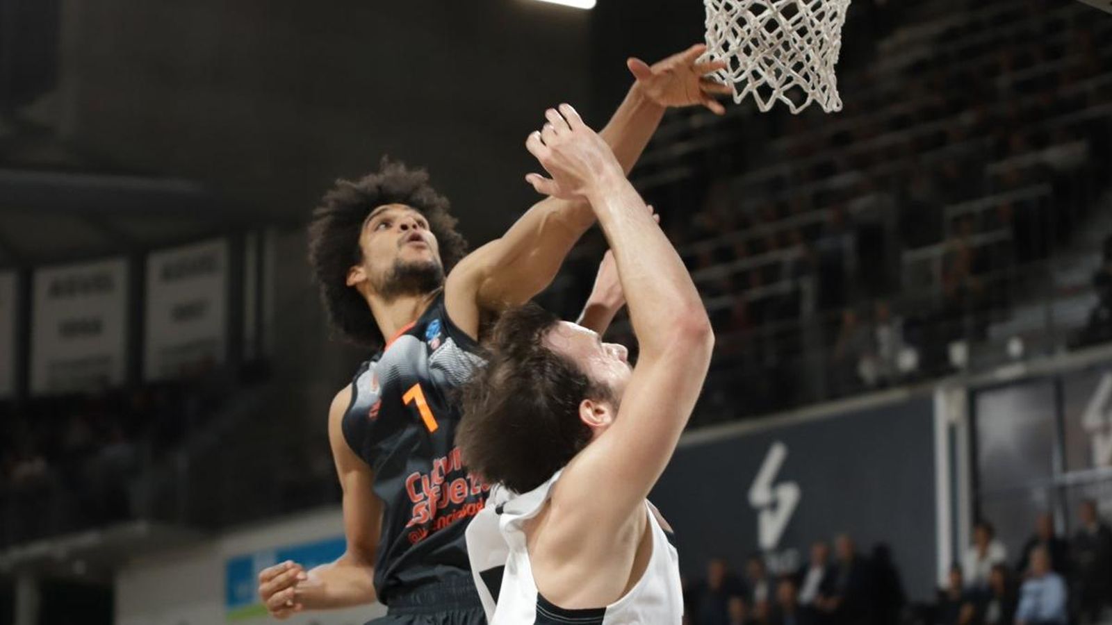 Labeyrie, en una jugada del partit contra l'Asvel de Lió