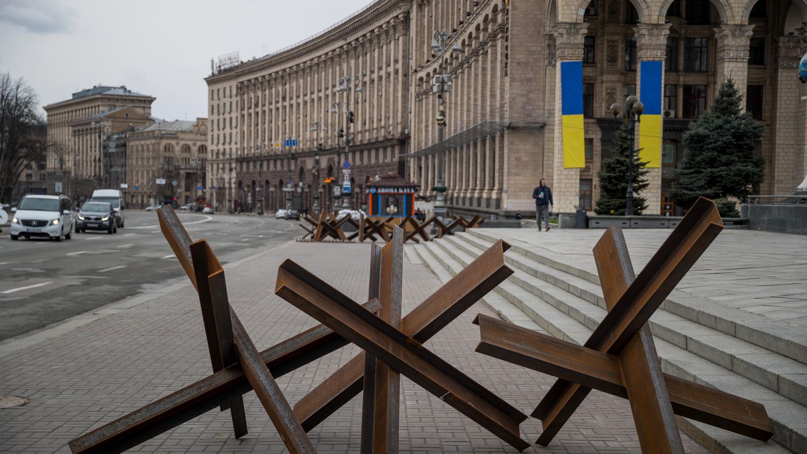 Les barricades continuen als carrers de Kíiv, fortament militaritzats