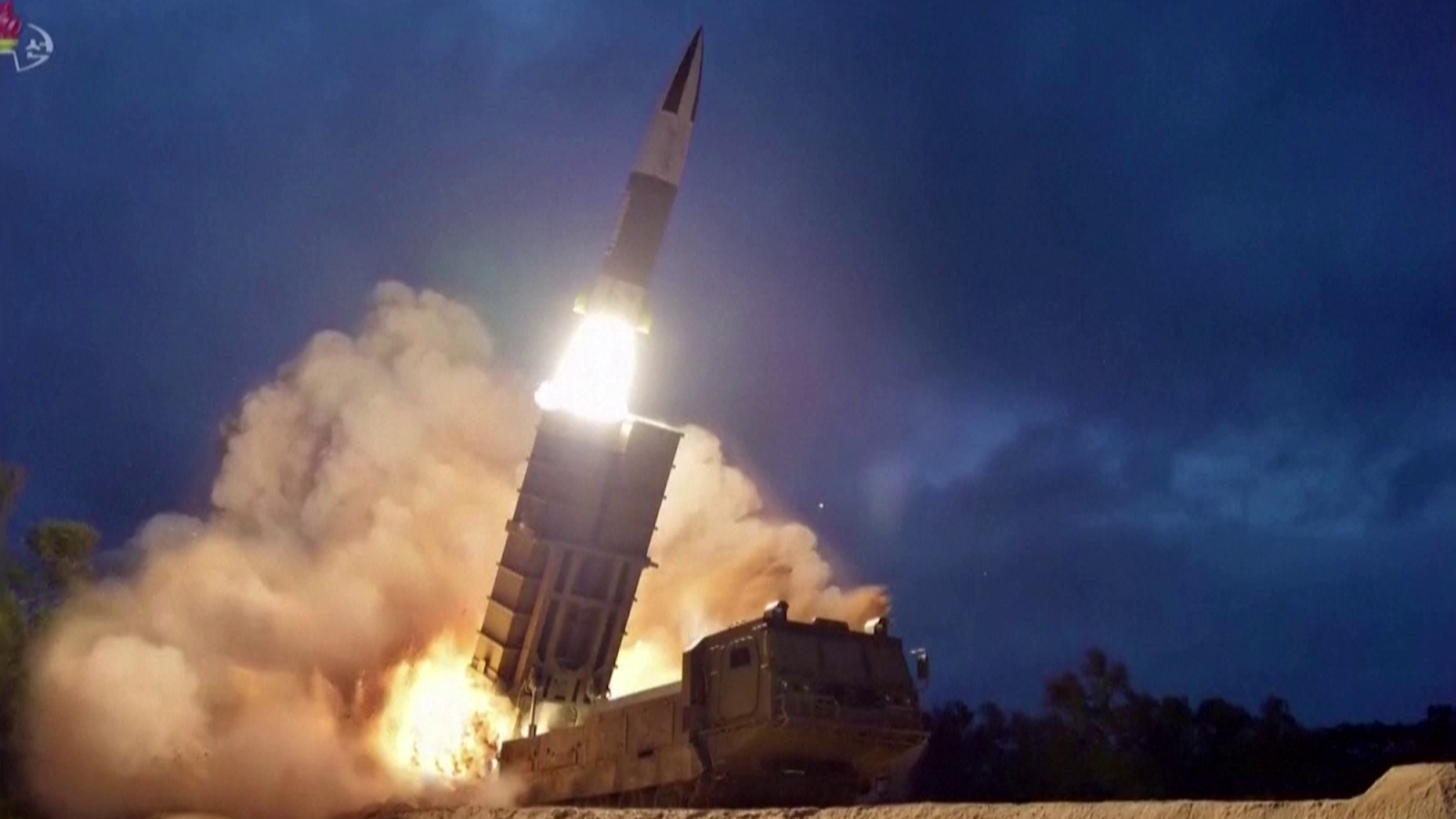 Llançament d'un projectil sud-coreà en una imatge distribuida per la proàganda del règim de Kim Jong Un