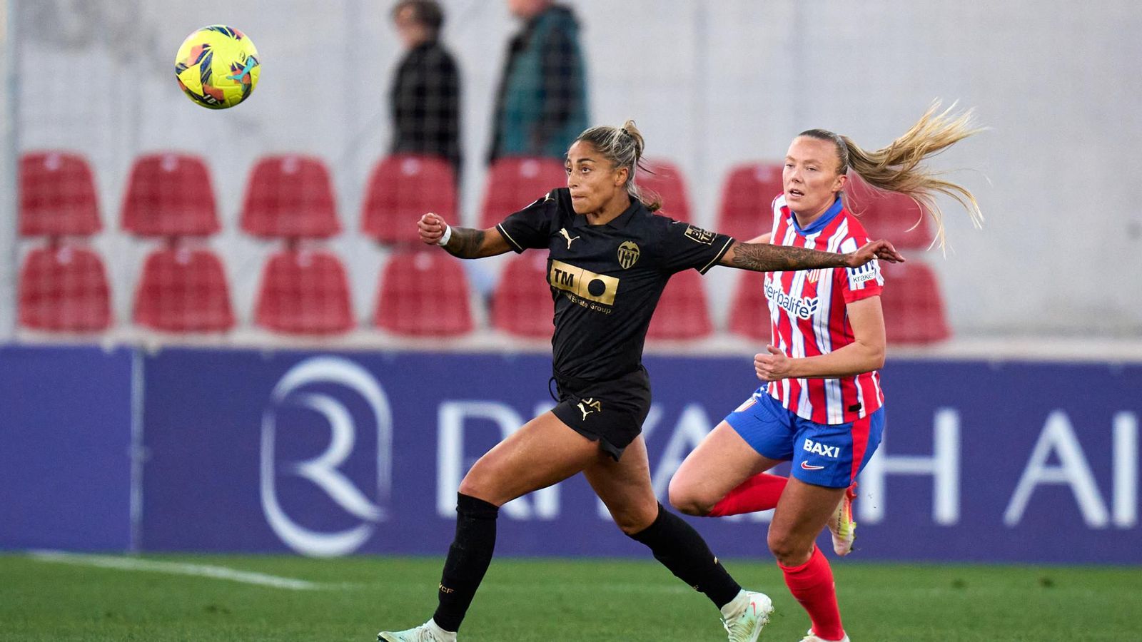Una jugadora del València, en una acció del duel