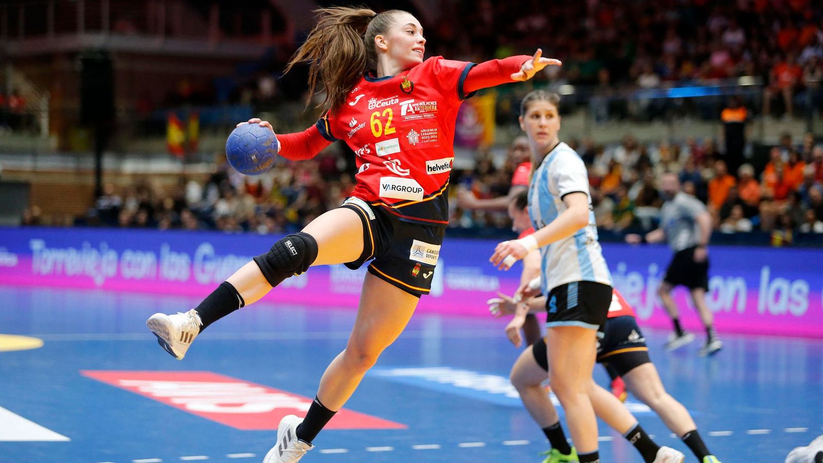 Paula Arcos, en una acció del partit