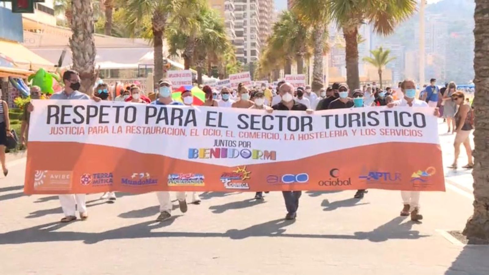 Capçalera de la manifestació, aquest diumenge, a Benidorm | À Punt NTC