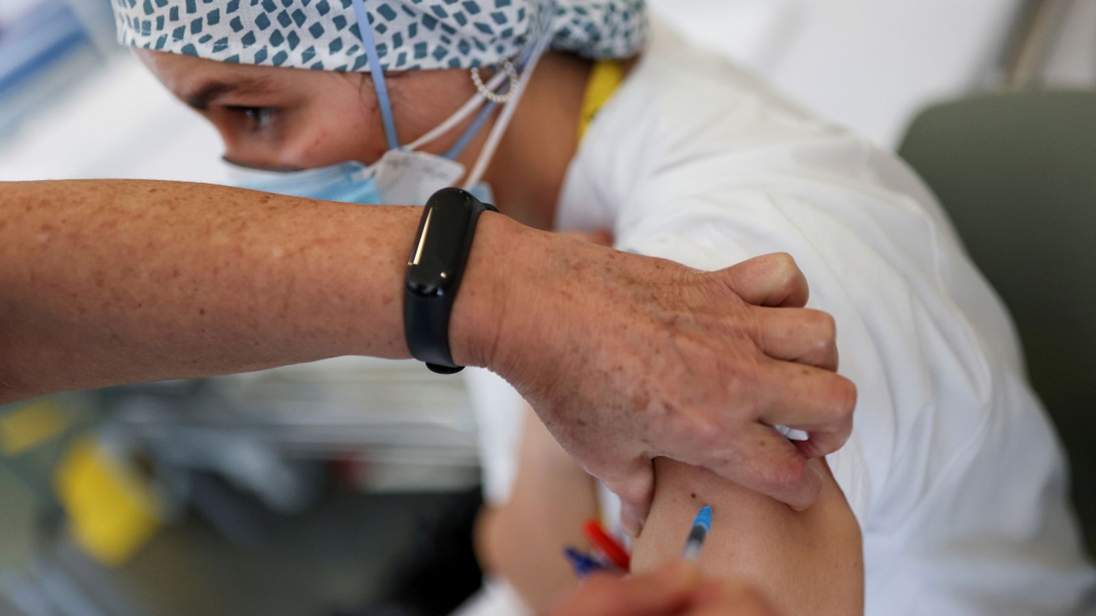 Una sanitària rep la vacuna contra el coronavirus