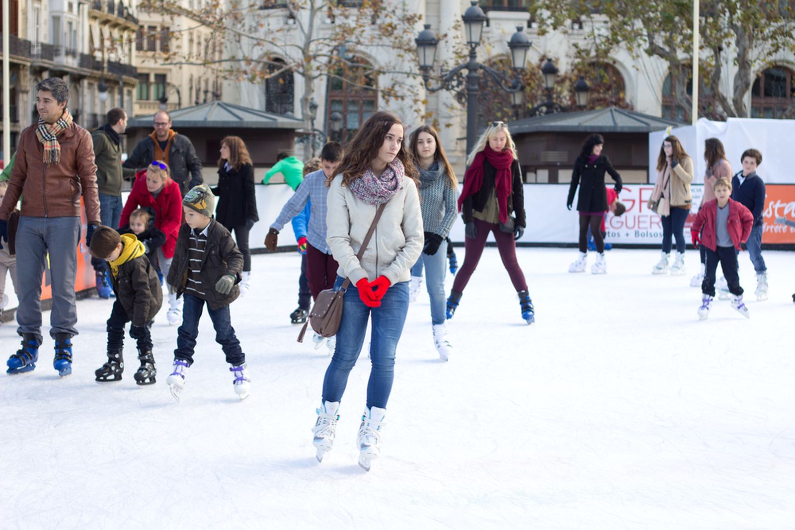 La pista de patinatge de València repleta de gent patinant