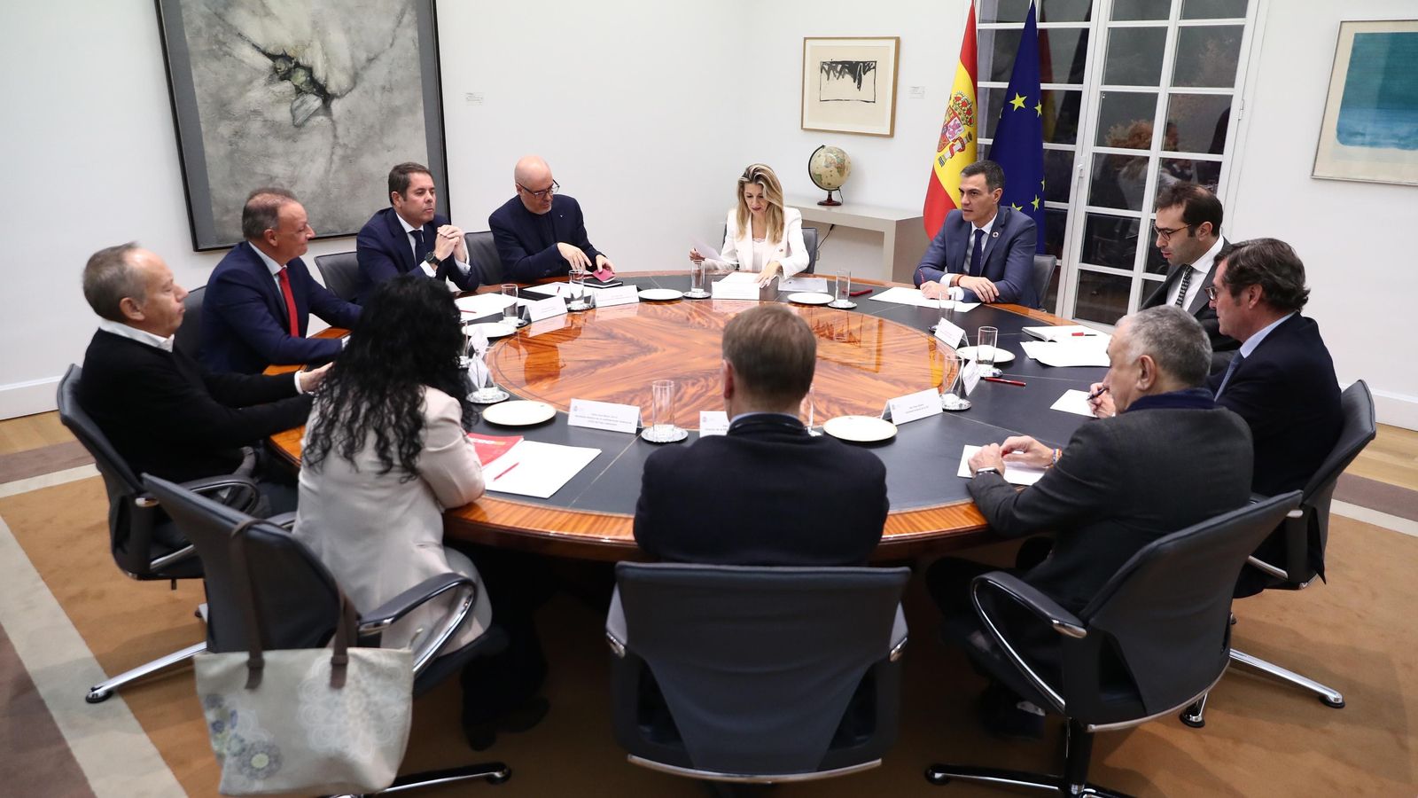 Sánchez, reunit amb els agents socials per a tractar les ajudes als afectats per la DANA Sánchez, reunit amb els agents sociasl per tractar les ajudes als afectats per la DANA