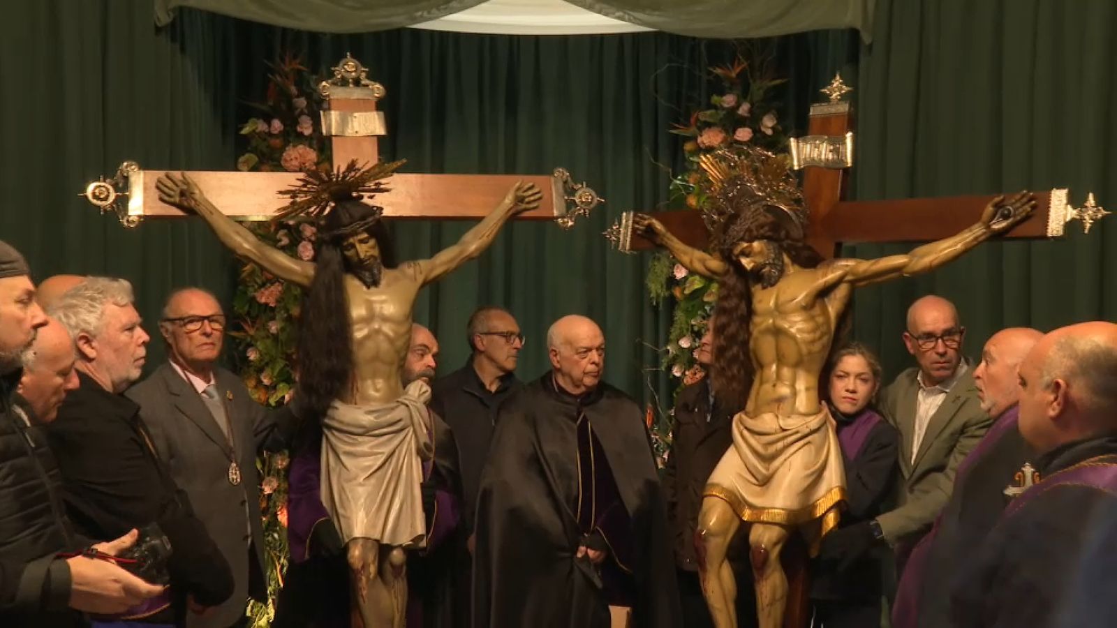 La trobada de les talles de dos dels Cristos més estimats dels poblats marítims ha concentrat un nombrós públic