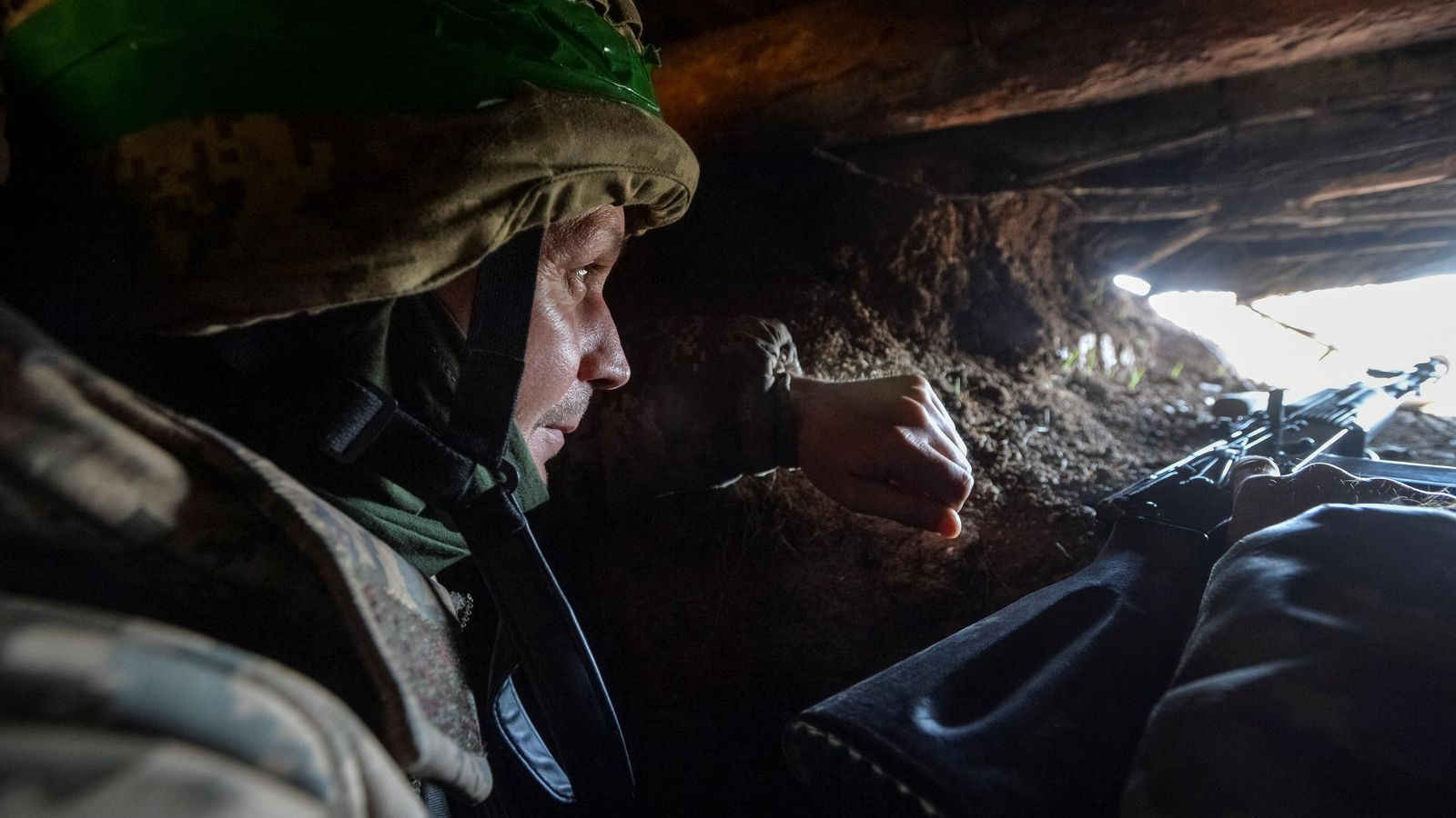 Un soldat ucraïnés mira des d'una trinxera prop de Bakhmut