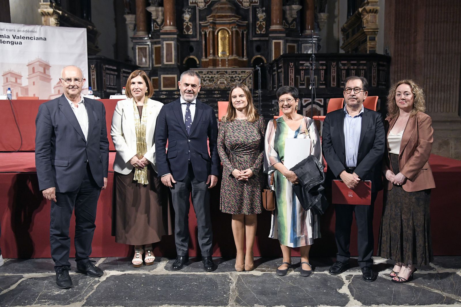 La Junta de Govern de l'AVL amb el conseller de Presidència, José Díez.
