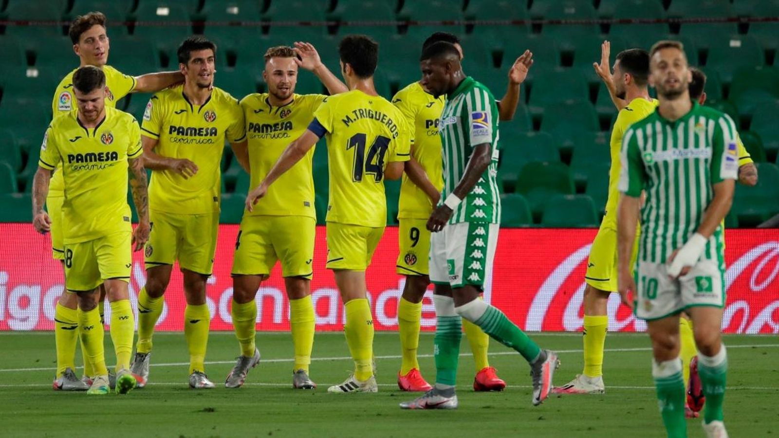Els jugadors del Villarreal celebren el segon gol de Gerard Moreno, màxim golejador espanyol, amb 15 dianes.
