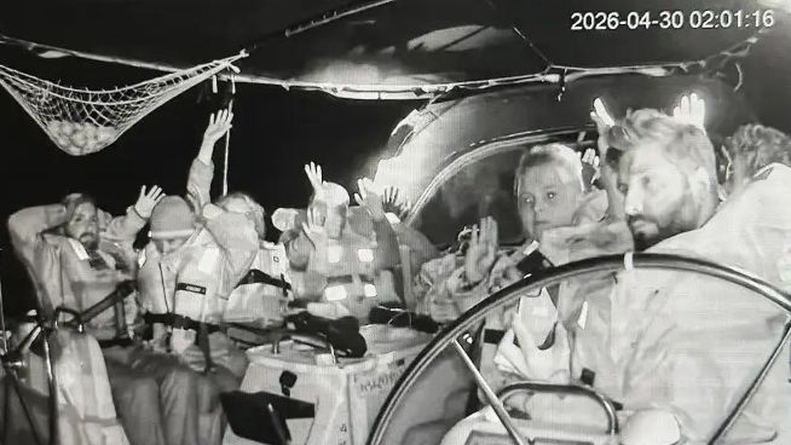 Captura de vídeo de la Flotilla Global Sumud que mostra diversos integrants a bord d’una embarcacióCaptura de vídeo de la Flotilla Global Sumud que mostra diversos integrants a bord d’una embarcació amb les mans en alt