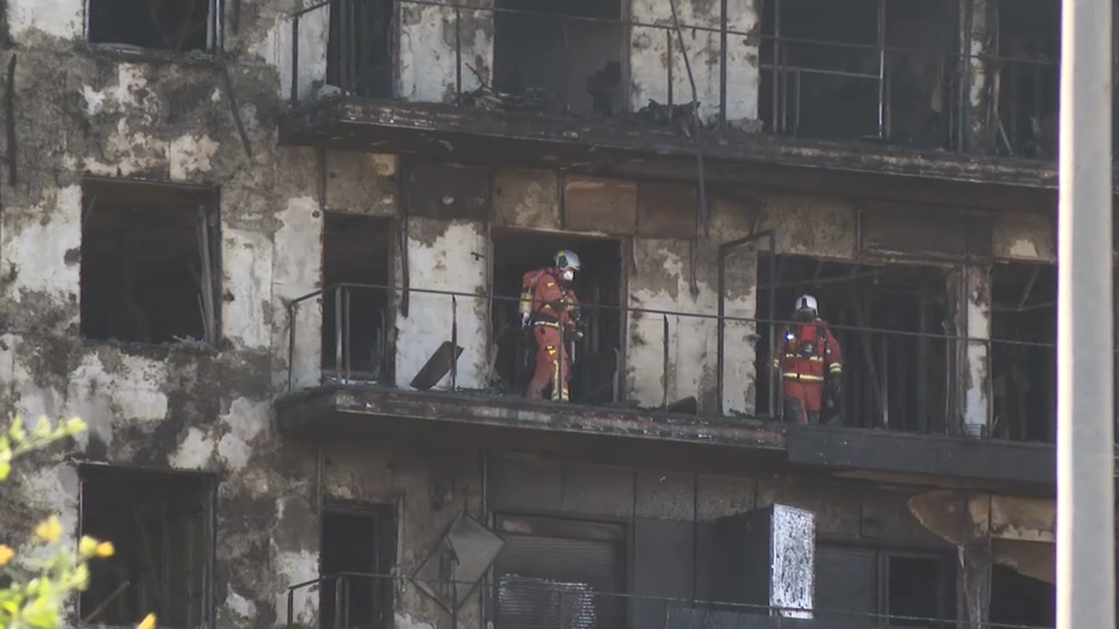 La policia científica entra en els edificis de l'incendi de Campanar