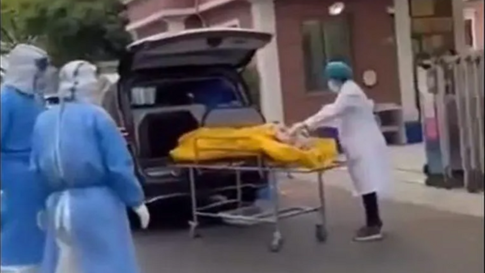 El personal va introduir un ancià viu en una bossa de cadàvers a Xangai, la Xina El personal va introduir a un ancià viu en una bossa de cadàvers a Shanghai, la Xina