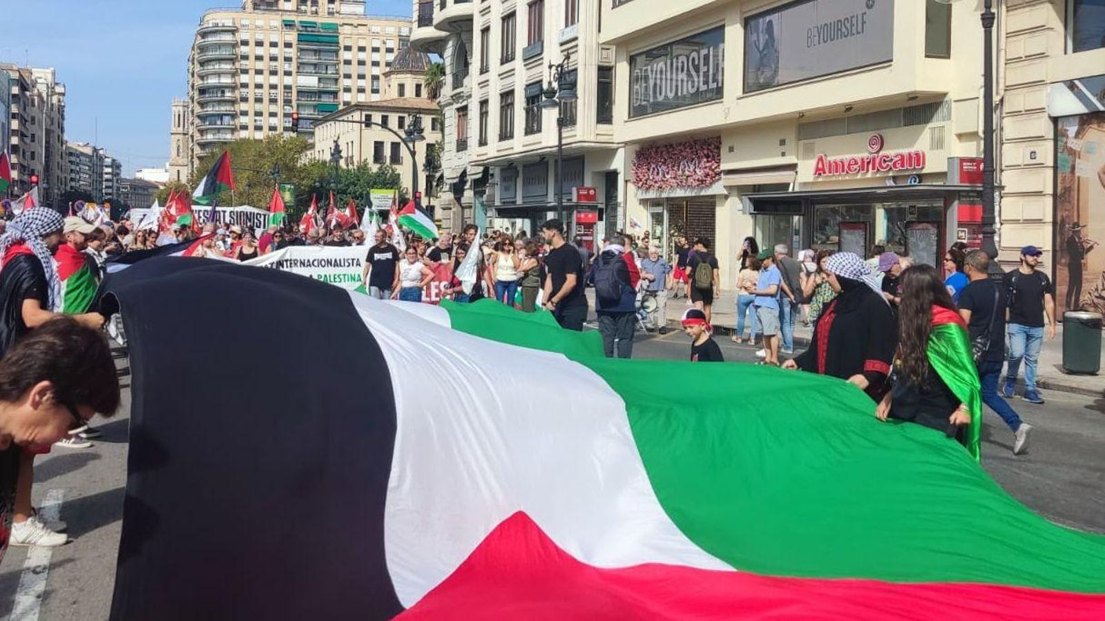 Concentració en suport a Palestina davant la plaça de Bous de València