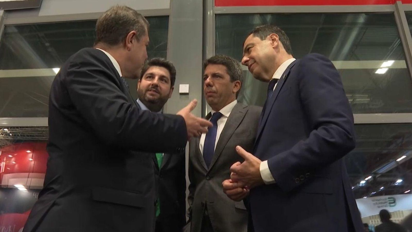 D'esquerra a dreta, García Page, López Miras, Mazón i Juanma Moreno conversen aquest dimecres a Fitur