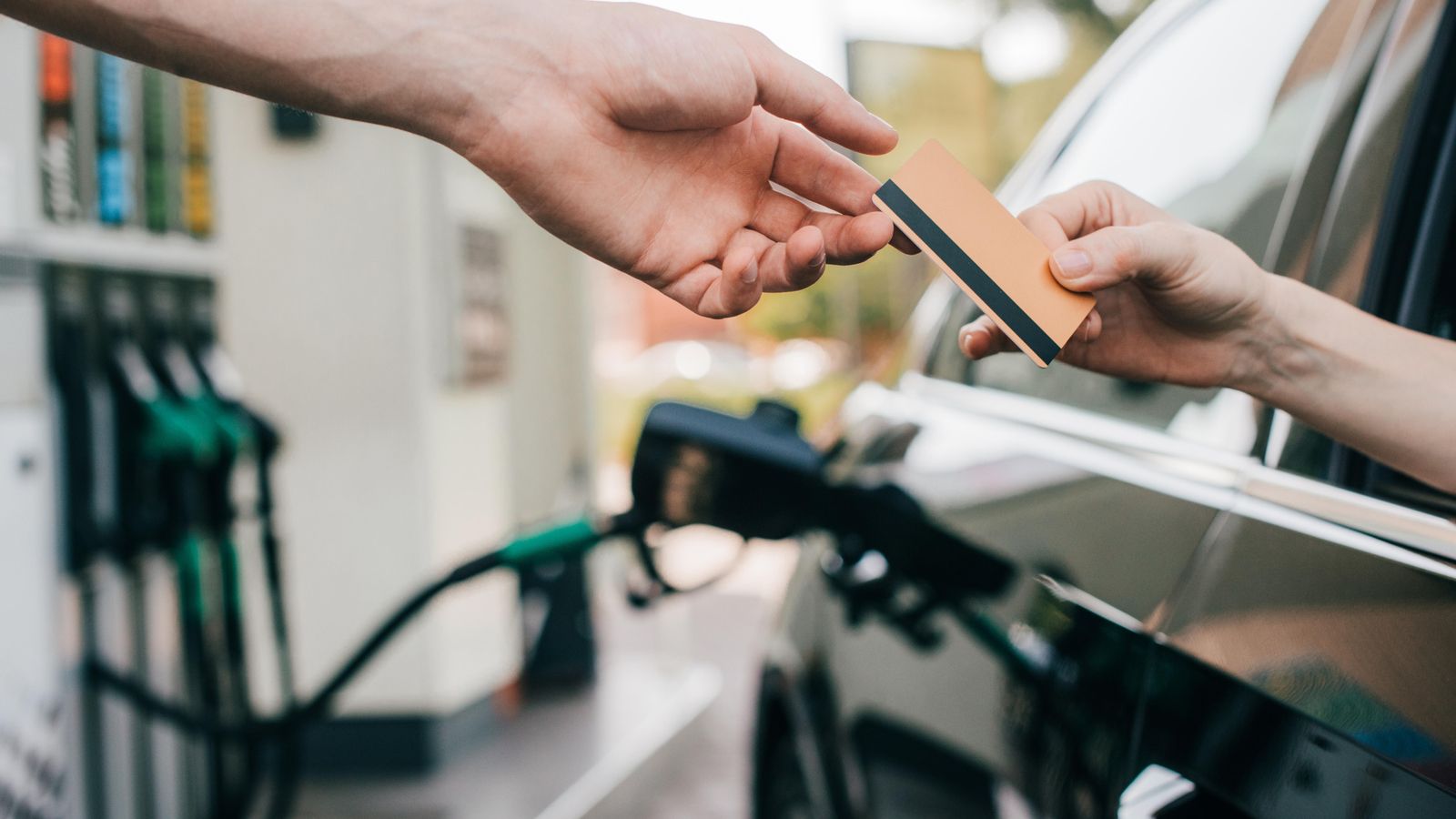El reial decret llei de mesures pal·liarà els efectes de la guerra d'Ucraïna Destaquen les pujades dels preus dels carburants, l'electricitat i els aliments