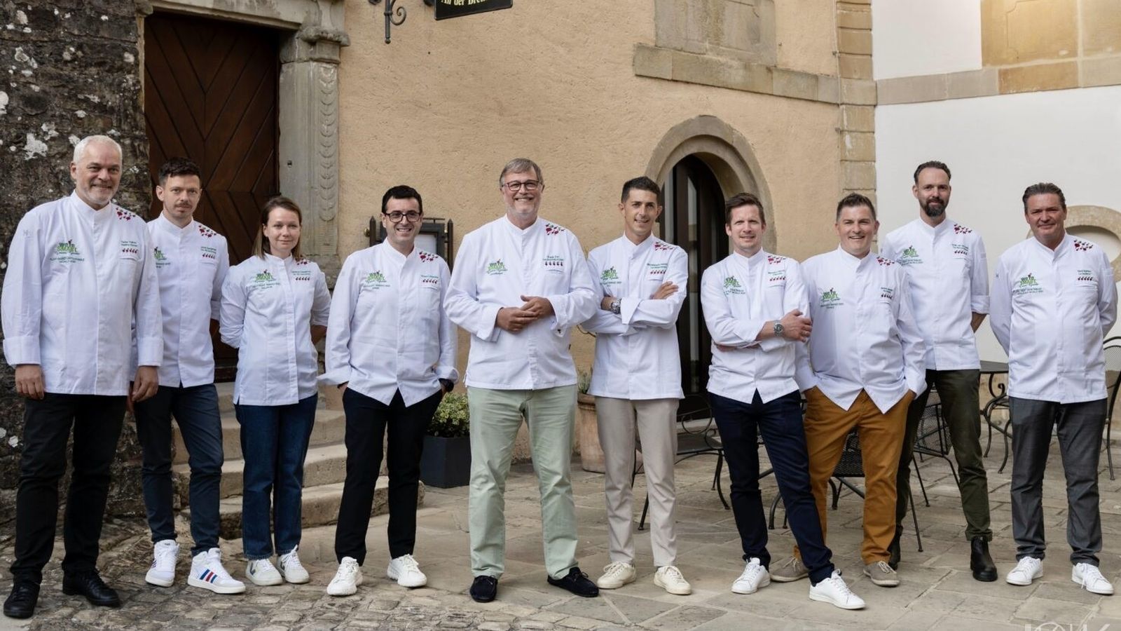 Ricard Camarena, el quart per l'esquerra, junt als responsables de la resta de restaurants inclosos en la We're Smart Green Guide d'enguany